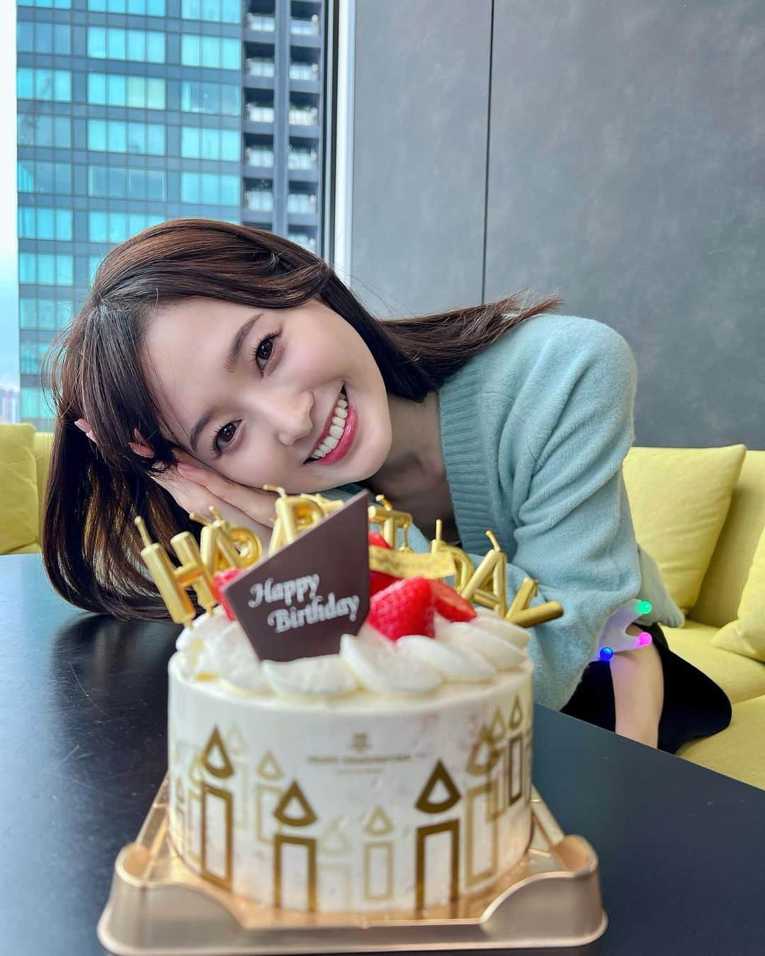 のインスタグラム：「27歳になりました。 ばりばり大人ですね。  2023年は予期せぬトラブルが多く、想像以上に大変で面白い年になりました。  その分良いことや幸せなことも体験できたと思うのですが、私的には  「えっと、、、人生こんなにハードモードでしたっけ？」  と泣き続け夜を明かした日や現実逃避したい日が多々ありました。（今はめっちゃ元気です！心配ご無用！）  そんな中で応援してくださる皆さん 目標に向かって一緒に頑張ってくれるスタッフ 常に味方でいてくれる両親の存在がとても励みになりました。  おかげさまで、私は逞しく今を生きることができています。  本当に感謝の気持ちでいっぱいです。ありがとうございます！  大好きなお芝居をこれからも追求していきたいし、タレント、MC業も楽しく頑張っていきます！！  芸能生活は12年目になりますが、まだまだ新しい体験や未知の世界が広がっていると思うとワクワクしますね☺️  これからも沢山学び、新たな刺激を求めて行動する一年にしたいです。  皆さんと一緒に良い思い出をいっぱい作りたいです。  よろしくお願いします！！」