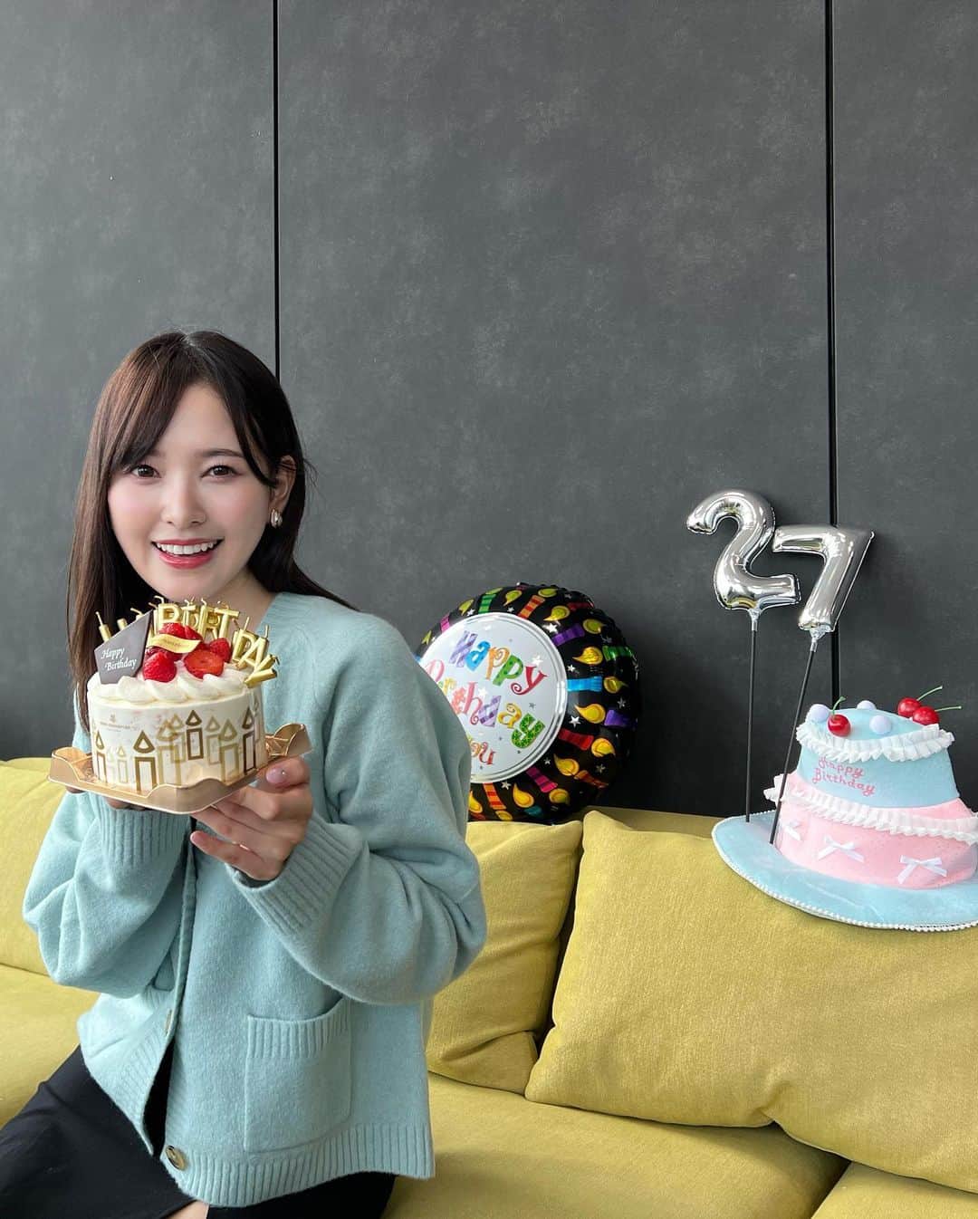 兒玉遥さんのインスタグラム写真 - (兒玉遥Instagram)「27歳になりました。 ばりばり大人ですね。  2023年は予期せぬトラブルが多く、想像以上に大変で面白い年になりました。  その分良いことや幸せなことも体験できたと思うのですが、私的には  「えっと、、、人生こんなにハードモードでしたっけ？」  と泣き続け夜を明かした日や現実逃避したい日が多々ありました。（今はめっちゃ元気です！心配ご無用！）  そんな中で応援してくださる皆さん 目標に向かって一緒に頑張ってくれるスタッフ 常に味方でいてくれる両親の存在がとても励みになりました。  おかげさまで、私は逞しく今を生きることができています。  本当に感謝の気持ちでいっぱいです。ありがとうございます！  大好きなお芝居をこれからも追求していきたいし、タレント、MC業も楽しく頑張っていきます！！  芸能生活は12年目になりますが、まだまだ新しい体験や未知の世界が広がっていると思うとワクワクしますね☺️  これからも沢山学び、新たな刺激を求めて行動する一年にしたいです。  皆さんと一緒に良い思い出をいっぱい作りたいです。  よろしくお願いします！！」9月19日 0時15分 - haruka_kodama919