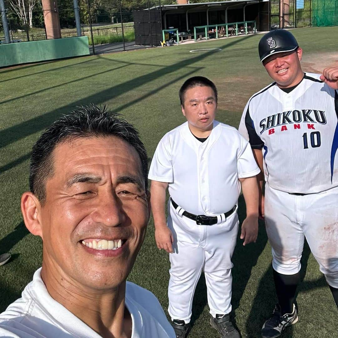 石田靖さんのインスタグラム写真 - (石田靖Instagram)「ABC⑥『探偵ナイトスクープ』 依頼者さんと憧れの⁉️の捕手の 南選手。。。 さて今回のご依頼は。。。 わかる人には分かるこの気持ちを 叶える依頼😆 果たして結果は〜OAでお確かめ下さい👀 #探偵ナイトスクープ #依頼者さん #社会人野球 #四国銀行野球部 #高知工科大学 #その依頼内容とは #石田靖 #一期一笑」9月19日 0時24分 - yasulog