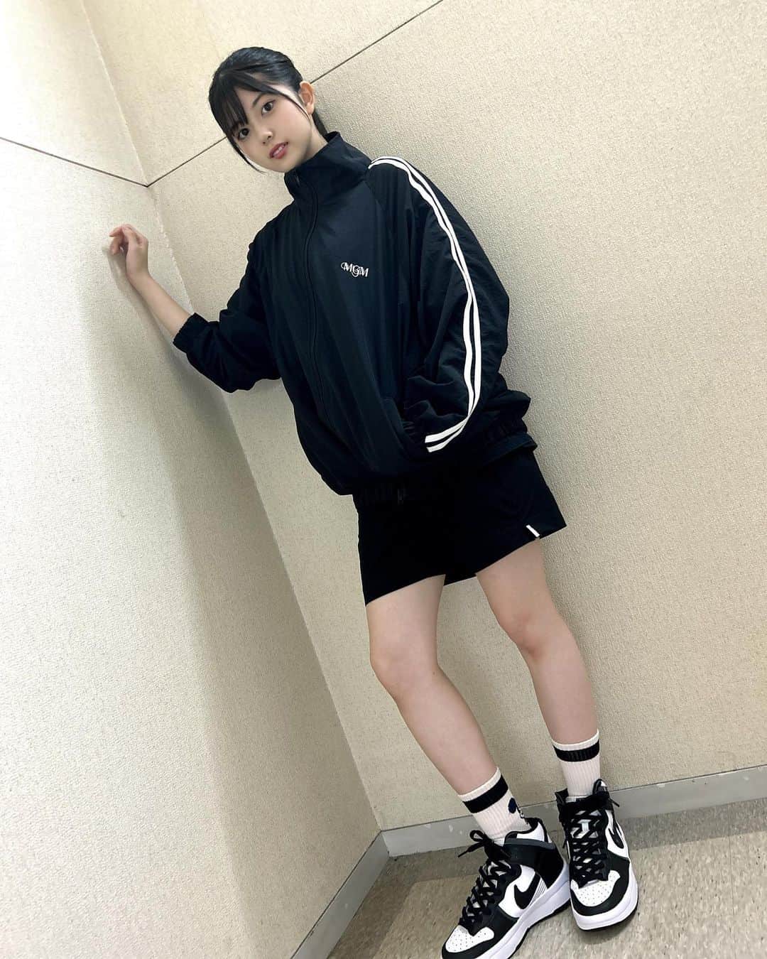 坂下真心さんのインスタグラム写真 - (坂下真心Instagram)「⌇ 𝗌𝗇𝖾𝖺𝗄𝖾𝗋 𝖼𝗈𝖽𝖾 ⁡ ⁡ ダンクハイアップかわいい👟🖤 ⁡ ポーズも撮影も誰が決めて撮ってくれたでしょう❔ ⁡ ⁡ #アイドル #idol #05 #ljk #NMB48  #NIKE #ダンクハイ #dunkhighup #ナイキスニーカー  #スニーカーコーデ #ストリートコーデ #メンズライクコーデ」9月19日 0時17分 - mako._.chii