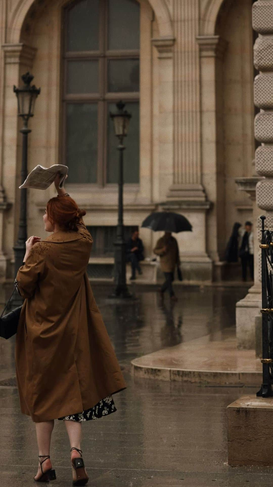 コートニー・ハルヴァーソンのインスタグラム：「🌧️ There’s nothing quite like getting caught in the rain in Paris. My shoes of course weren’t meant for the downpour, and there wasn’t an umbrella in sight. But that petrichor, that smell of rain is something that always brings me joy, particularly in Paris - and thanks to Audrey Hepburn - I know why. “It’s because of the damp chestnut trees, you see?”   Now tell me - when was a time that you were caught in the rain? And are you a pluviophile too?  A very big thank you to fellow pluviophile + Audrey Hepburn expert @krystal_bick for suggesting this scene from Sabrina for this moment I happened to capture in Paris. Hopeless romantics, unite. 🤍🌧️ . . . #pluviophile #petrichor #rainyday #paris #parisianstyle #audreyhepburn #romanticstyle  . . Wearing @sezane + @longchamp + @maisonmiette for the occasion」