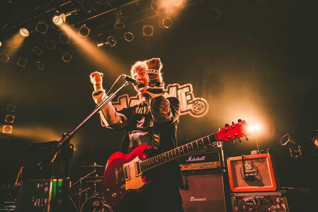 須賀真太郎さんのインスタグラム写真 - (須賀真太郎Instagram)「2023.09.18 at 渋谷Spotify O-WEST "TOKYO CALLING 2023"  久々のライブ3連チャンでしたが、3日目に相応しい最高なライブだったぜよ🔥 集まってくれたみなさんありがとうね！！ もう体がシナチクなので、今日はもうお布団に入ります♪ おやすみなさいませ🌕  photo by @naoto_iwabuchi_」9月19日 0時20分 - sugacurry