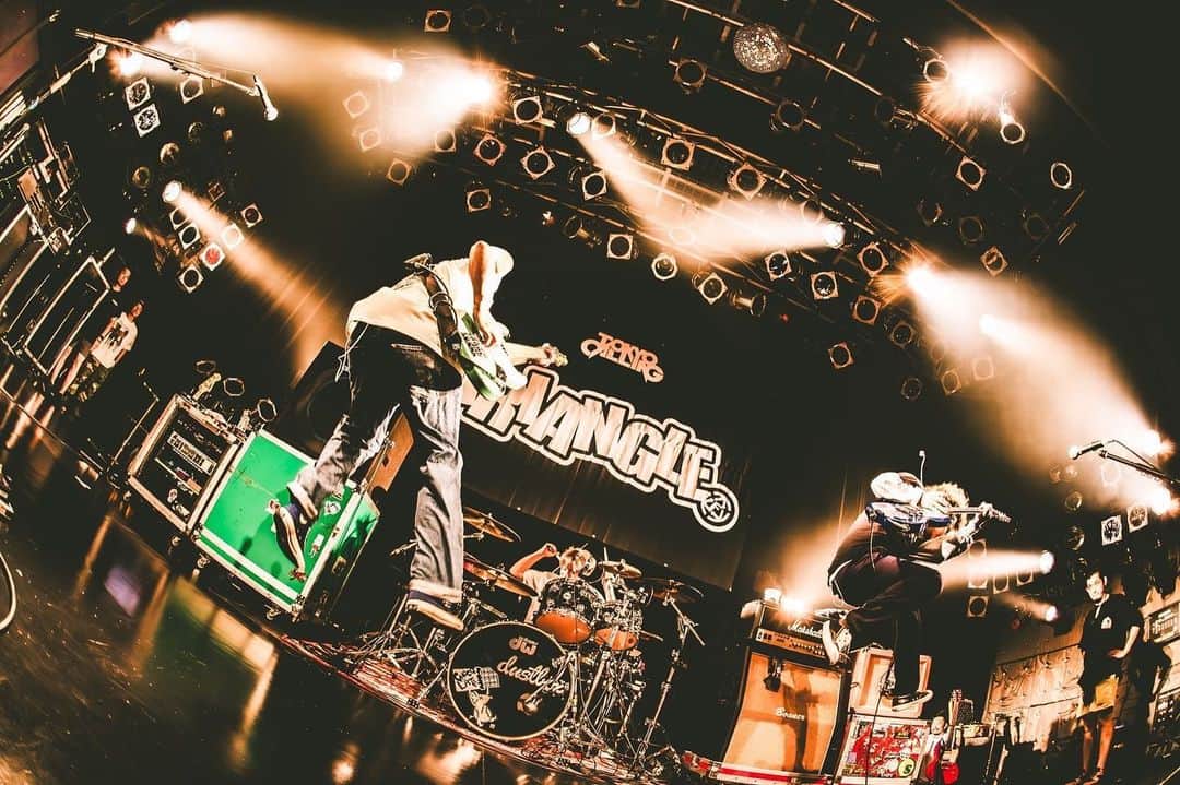 須賀真太郎のインスタグラム：「2023.09.18 at 渋谷Spotify O-WEST "TOKYO CALLING 2023"  久々のライブ3連チャンでしたが、3日目に相応しい最高なライブだったぜよ🔥 集まってくれたみなさんありがとうね！！ もう体がシナチクなので、今日はもうお布団に入ります♪ おやすみなさいませ🌕  photo by @naoto_iwabuchi_」