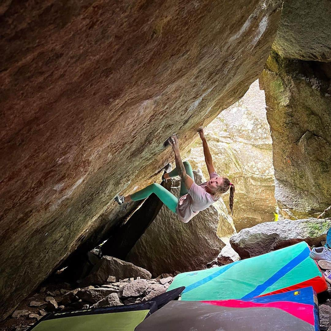 カロリーネ・ジンフーバーのインスタグラム：「⚔️ INVADER OF THE KINGDOM ⚔️ an era of condition struggle comes to an end! my dad captured little me, trying this boulder in 2016 (swipe right) 👶🏼 super happy it finally came all together and i could climb a dry boulder this time 😍 for the semi professional video swipe right again 😂  @scarpa_at @belmezattitude @natureclimbing @frictionlabs @organicclimbing   #climbing #klettern #iloooveit #austria #salzburg #österreich #bouldern #bouldering」