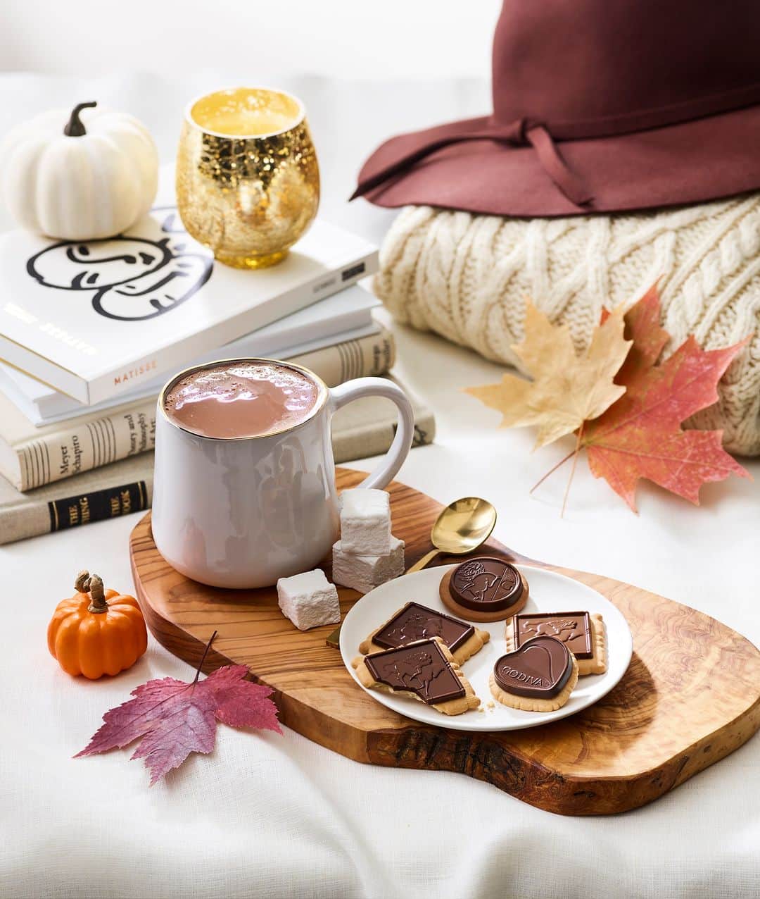 GODIVAのインスタグラム：「We think it’s just about that time of year to cozy up inside with a cup of hot chocolate. Who’s with us? 🍂☕️」
