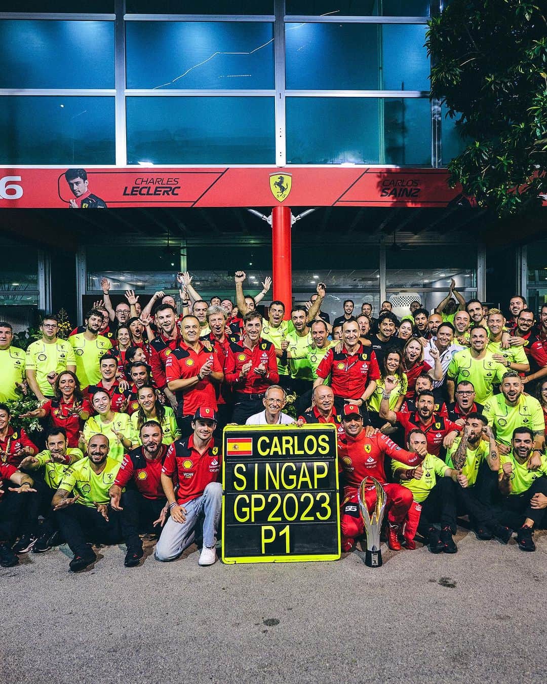 カルロス・サインツJr.さんのインスタグラム写真 - (カルロス・サインツJr.Instagram)「🤩 Singapore, you've been amazing!   What a feeling, team. Thank you for the hard work 💪🏻  - #carlossainz」9月19日 0時30分 - carlossainz55
