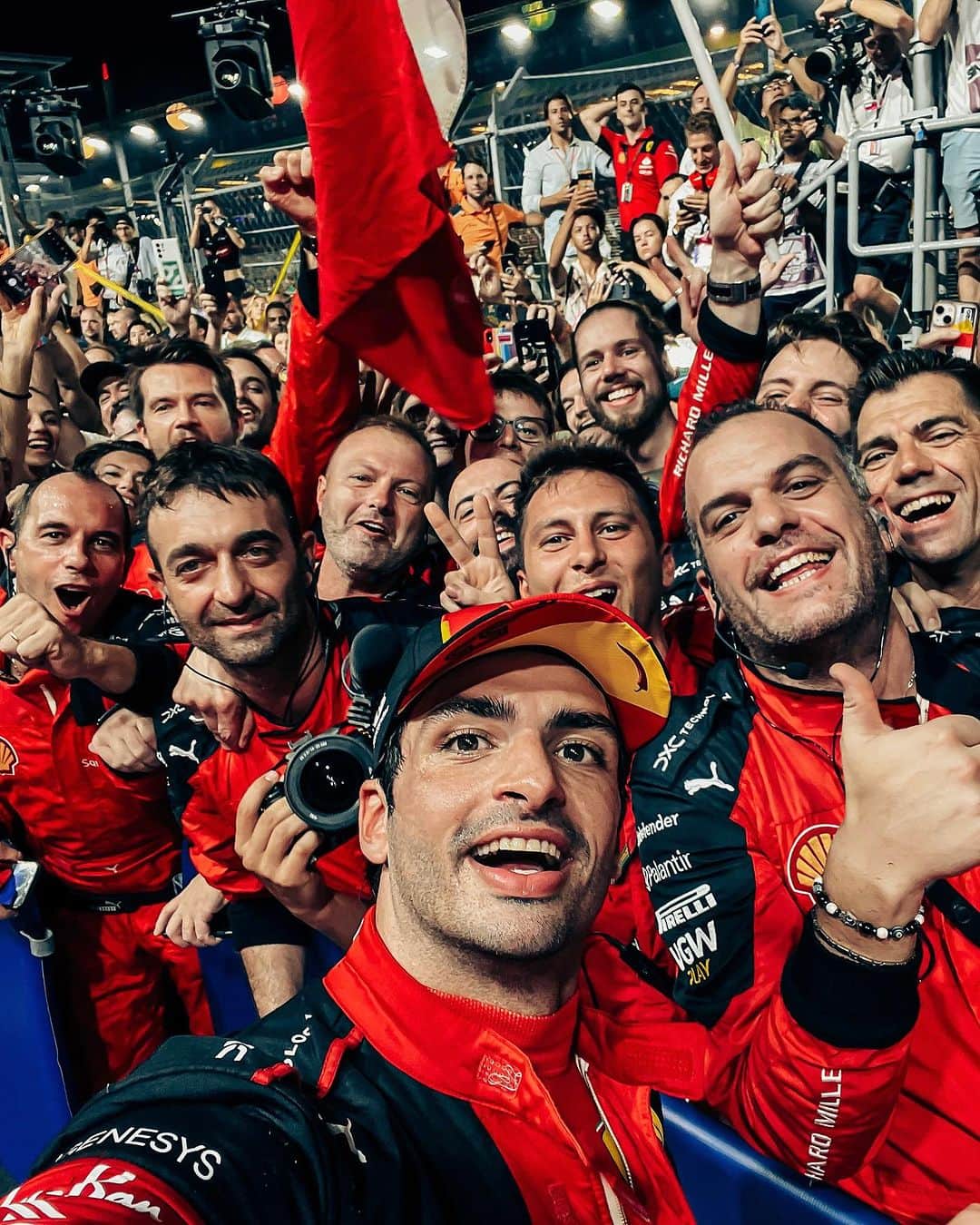 のインスタグラム：「🤩 Singapore, you've been amazing!   What a feeling, team. Thank you for the hard work 💪🏻  - #carlossainz」
