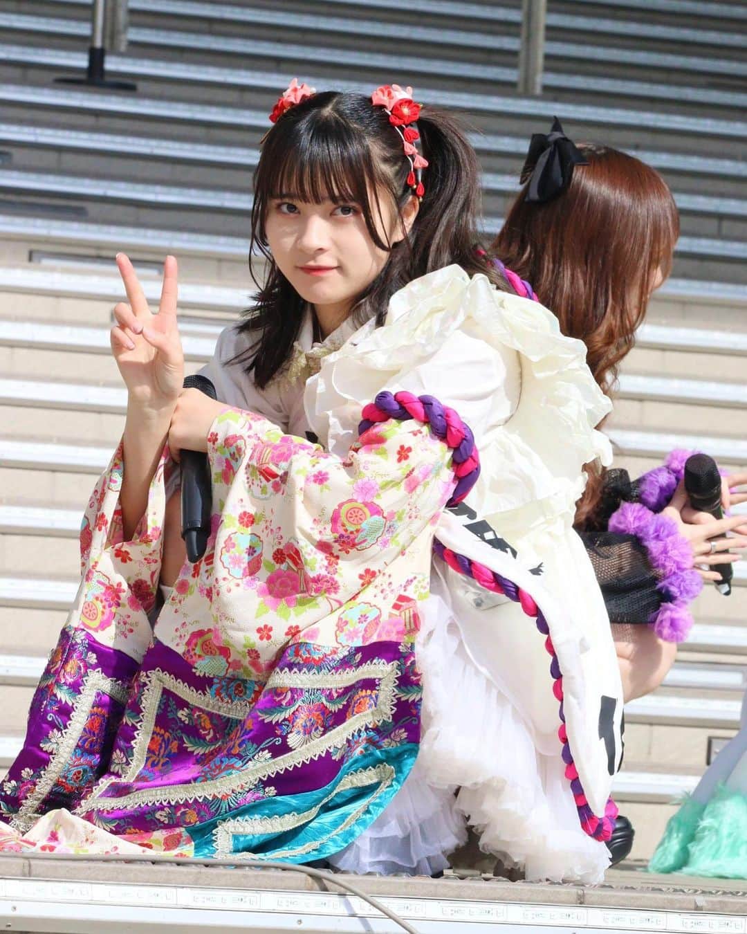 藤井優衣のインスタグラム：「派手な衣装！ ライブ中に普通にピースすな  -  #アイドル #アイドル衣装 #japaneseidol #japanesegirl #着物 #日本的」