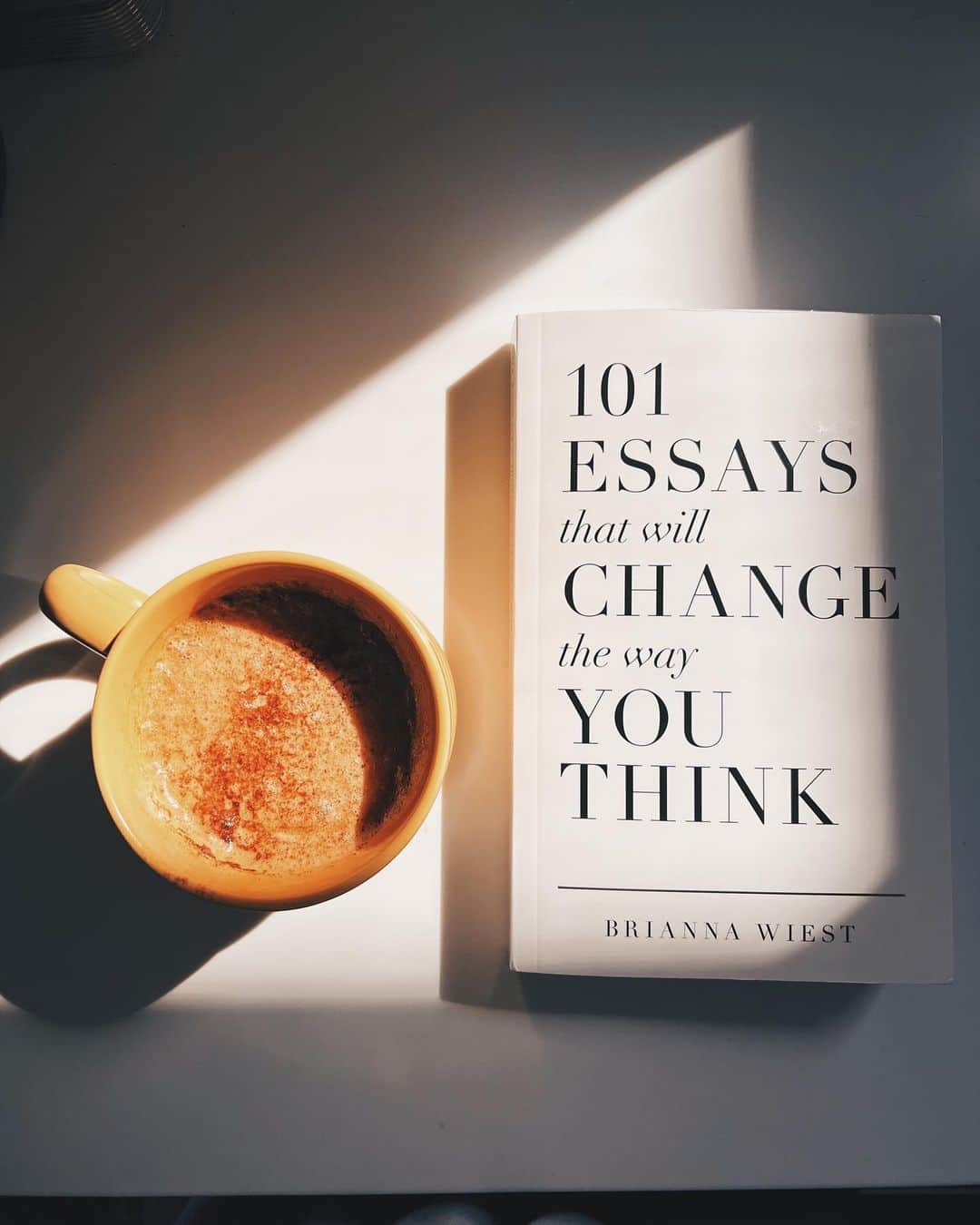 Kalyn Nicholsonのインスタグラム：「Current Sunday club read: 101 Essays That Will Change the Way You Think by Brianna Wiest   Pros: easily digestible, quick chapters, to-the-point takeaways that find their way into my mindset and decision-making for the day.  Cons: less cohesive flow as each chapter is a new essay on a different subject — however, this is really the nature of the book. It’s just not my most preferred style of writing.  Good for: pickup/here and there reading (instead of cover to cover), wanting to refresh your perspective on life and gaining some easy insight and inspiration.   Has anyone else read this? If so, what are your thoughts? If not, what are you reading now?」
