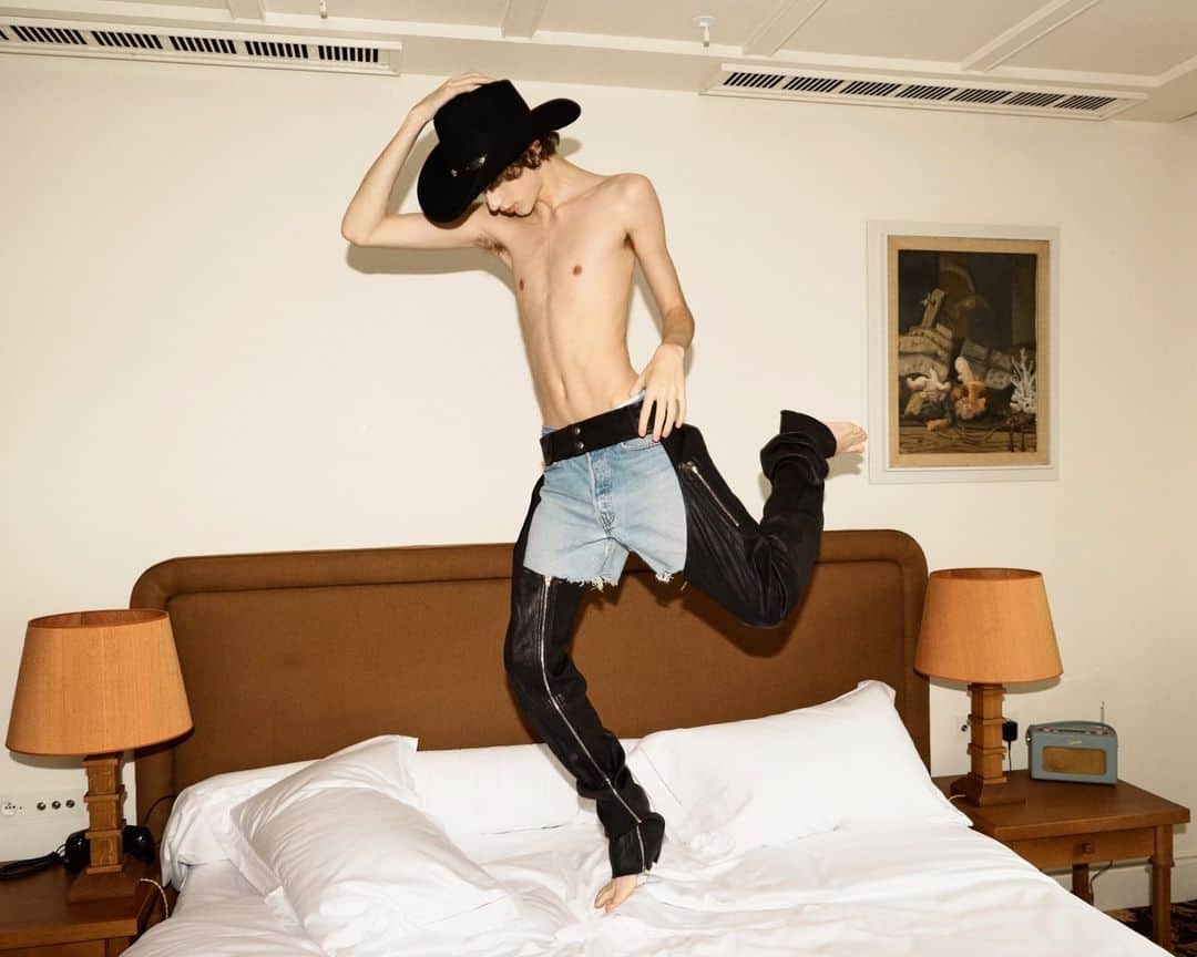 ジトロワのインスタグラム：「L'ENVOL DE L’ANGE | featuring our black leather chaps #jitrois for #vanityteen   Talent: Daniel Millar @danielmillar_ represented by @vcom.tpa and NG1 Model Management @ng1_modelmanagement  Photography: Alan Marty @iamalanmarty  Stylist: @neoclassicalboy  Makeup Artist: @_swan.a_」