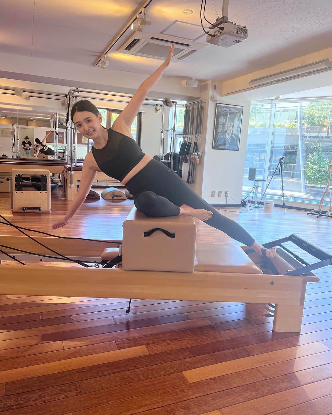 白石小百合さんのインスタグラム写真 - (白石小百合Instagram)「#pilatesdays 🩵  ピラティスをしていると"内受容感覚"といういわゆる身体の内部センサーが自然と開くようになり、レッスン中はまるまる身体感覚および内受容感覚だけに集中するのでフロー状態のような感覚が心地よい。  だから、ピラティスはメンタルにも効果があるようでありがたく…レッスン後はスキップしたくなるくらい体が軽いんです。笑 体が整うと心も整う。内受容感覚は感情に繋がっている。  整うといえば、ピラティスしたあとにサウナに行くと最高に整うんです！！これが堪らないです･:*+.\(( °ω° ))/.:+おすすめ！^ ^  元々、リハビリのために作られたからか、大半は細かくて地味〜な動きなのだけど、よく効くのは、身体のセンサーに感覚として分かってもらうしか解決しないバグが殆どだからだなぁと。 心身の仕組みは知れば知るほど精密、あらゆることが無意識に積み重なり蓄積されていく。 例えば2枚目の動きは何故か攣ってしまってずっと出来なかったのだけど、この日初めて出来たの。どこをどう動かすか少しずつ感覚を掴むと、普段の動きに意識が加わるのが嬉しい。  #ピラティス #pilates #machinepilates #pilateslovers  #内受容感覚 #interoception」9月19日 0時39分 - sayurishirais
