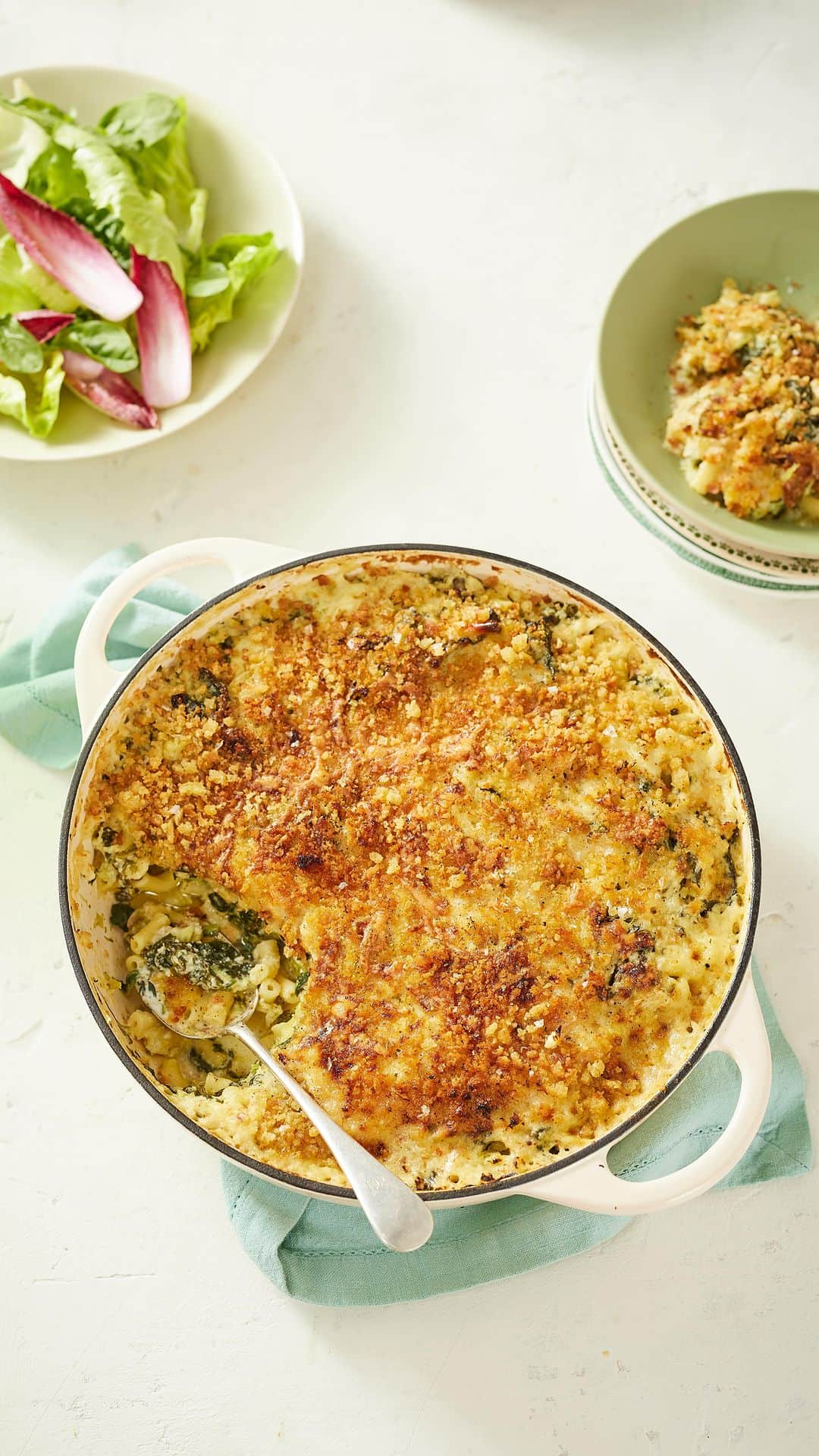 ジェイミー・オリヴァーのインスタグラム：「When I say I know how hectic it is sorting out dinner when the kids are back to school trust me I do ha ha ! I’ve partnered with @tescofood to come up with this super delicious and healthy one pan greens pasta bake. It’ll fill up the whole family and heroes the humble 69p Savoy cabbage ! Gotta love a bit of cabbage !! Link for the recipe is in my bio x  #ad」