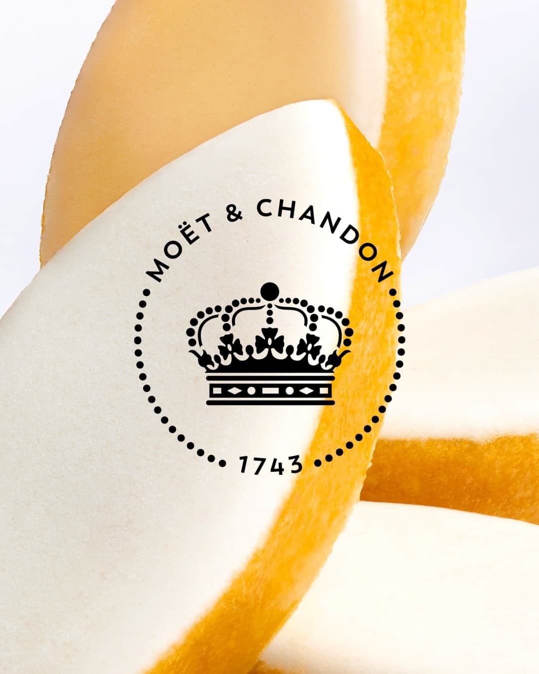 Moët & Chandon Officialのインスタグラム：「Nicknamed Luminous Morning, the freshness of Grand Vintage 2015 suggests a bright, radiant, almost blinding light amidst a delicate soft green botanical bouquet and various shades of white and yellow. Mirror this radiant glow in the custard yellow of a calisson using the principle of chromaticity.⁣ ⁣ #GrandVintage2015 #MoetChandon⁣ ⁣ This material is not intended to be viewed by persons under the legal alcohol drinking age or in countries with restrictions on advertising on alcoholic beverages. ENJOY MOËT RESPONSIBLY.」