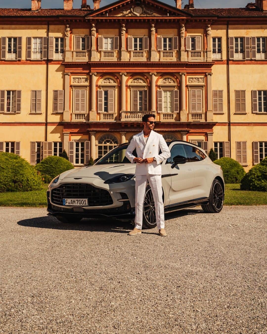 アストンマーチンのインスタグラム：「A commanding presence.  DBX707. The focus of attention in Northern Italy.   #AstonMartin #DBX707 #POWERDRIVEN」