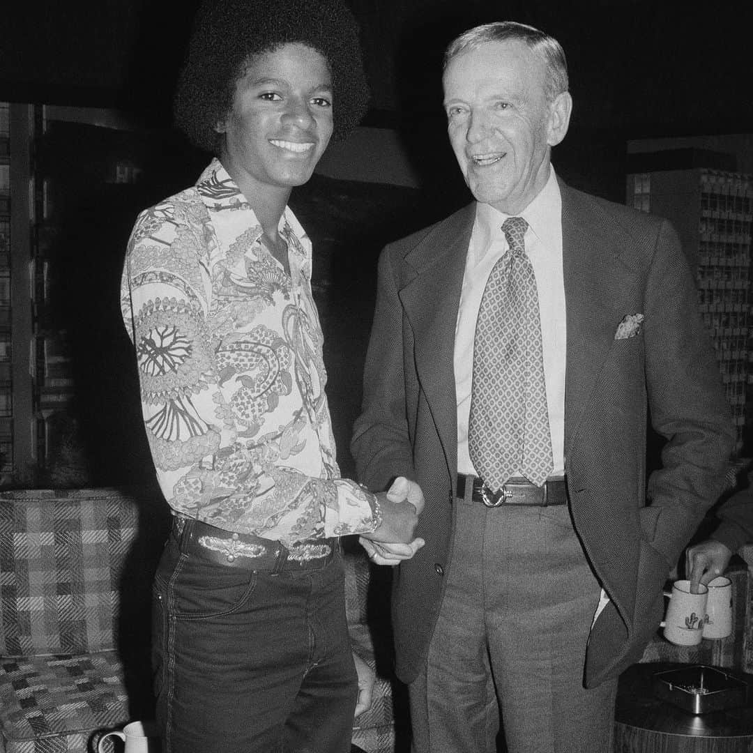 マイケル・ジャクソンのインスタグラム：「Michael meeting actor and legendary dancer Fred Astaire on the set of the late-night TV show “The Tonight Show” in 1975. Astaire, years later, told Michael of his Motown 25 anniversary appearance where he debuted his “Moonwalk” dance: “You’re a hell of a mover. Man, you really put them on their asses last night”. Michael says it was the greatest compliment he ever received.」