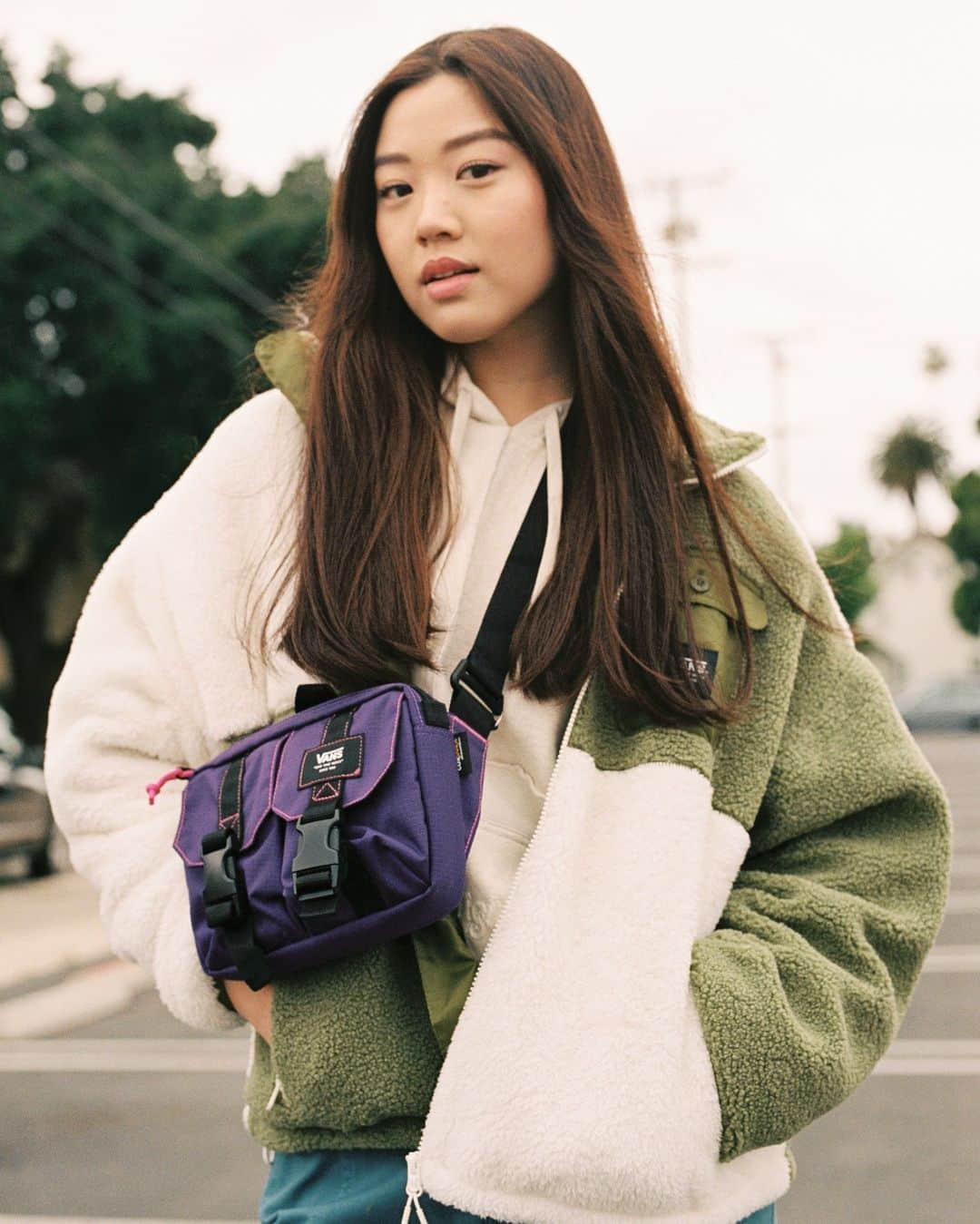 vans girlsのインスタグラム：「Getting ready for cooler weather ahead in the Avondale Jacket. Available at the link in bio.」