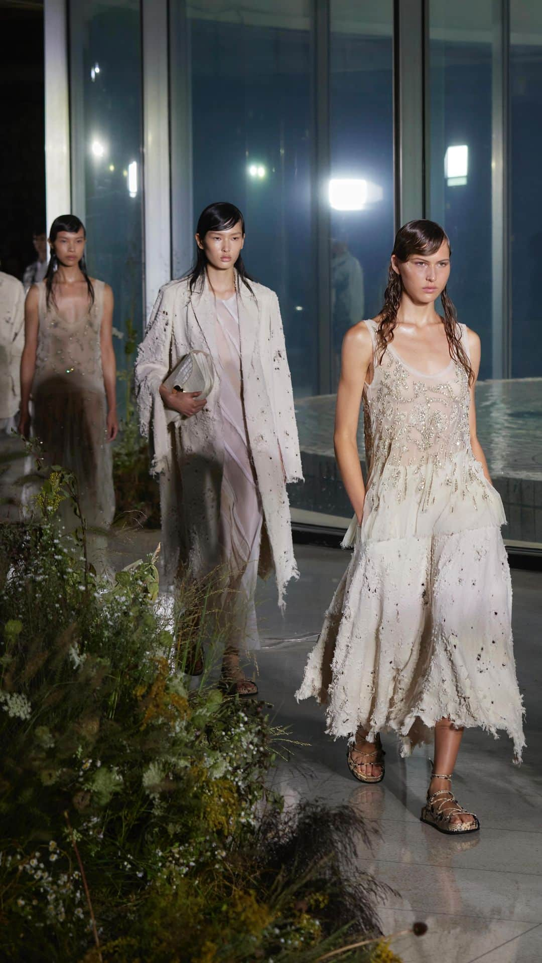 NYFW（ニューヨークファッションウィーク）のインスタグラム：「From front row with #LanaCondor, #QuintaBrunson, #LisaRinna, to backstage and down the runway, #JasonWu took us on an ethereal journey with his SS24 collection, named ‘Solstice’. Set amidst the iconic Noguchi Sunken Garden, the juxtaposition of the concrete against Wu’s signature flowy, beautiful masterful pieces has quite literally left us in awe.   Show Production by @IMGFocus」