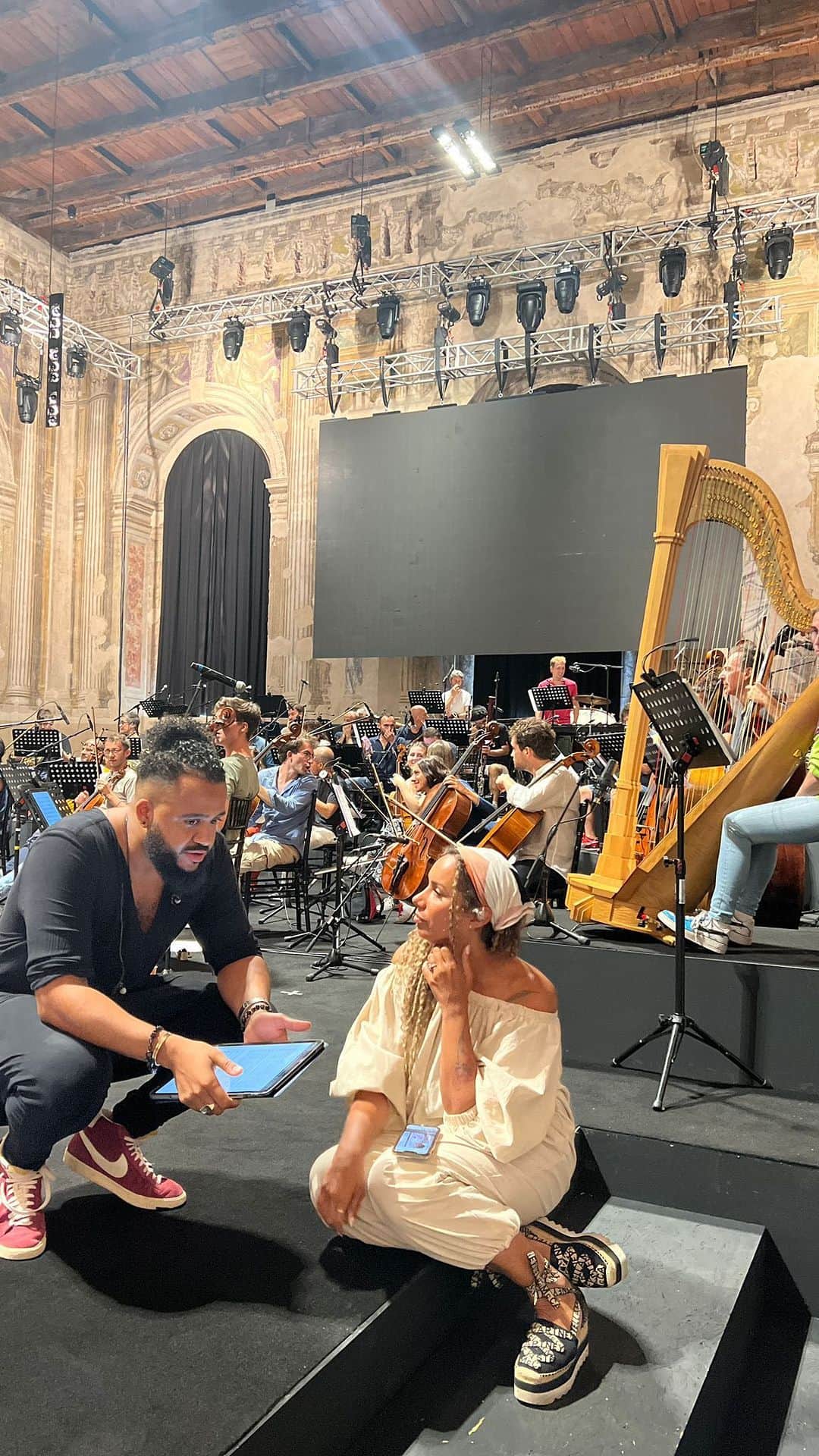 レオナ・ルイスのインスタグラム：「A little rehearsal share. It’s a really magical experience to create music with an orchestra. I don’t get to do this often so I was very thankful for the chance to sing with them in Venice for @amfar 🙏🏽」