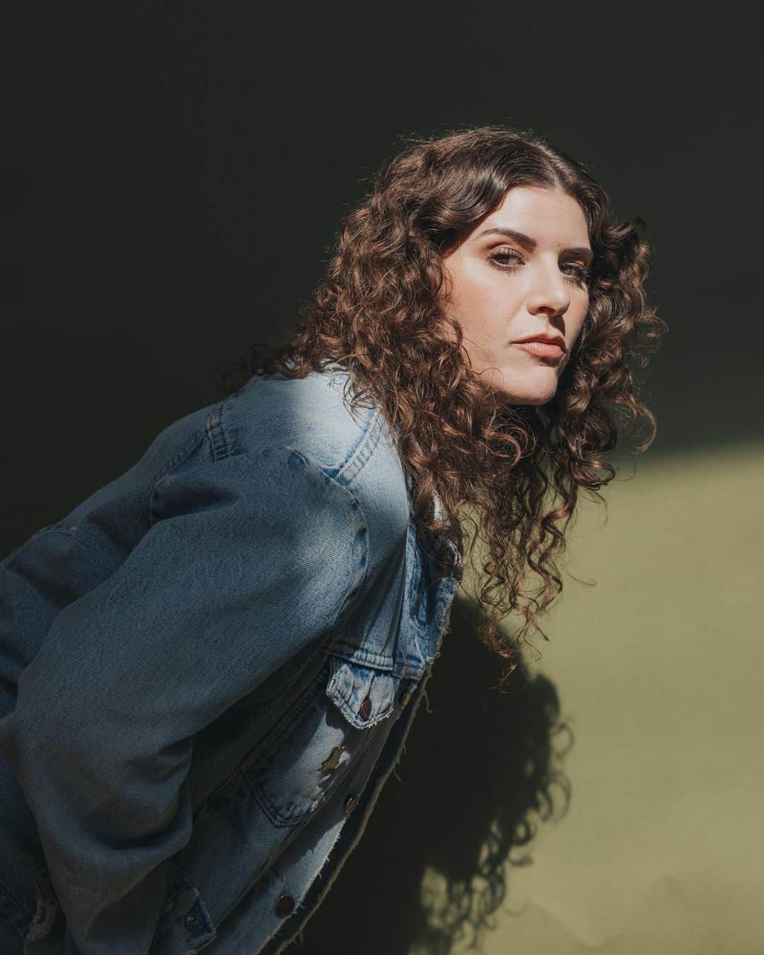 ベスト・コーストのインスタグラム：「good morning! in case you’ve been living under a rock or living under a clogged algorithm - I, @bethany_cosentino made a solo album called Natural Disaster and tonight I’ll be performing it at @thetroubadour !!!  still a few tickets left - u know where the link is ❣️   photo: @sarahdavis  hair: @barbdoeshair  makeup: @kellymchris_mua」