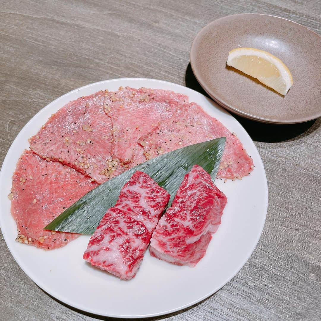 黒沢美怜さんのインスタグラム写真 - (黒沢美怜Instagram)「『うしごろ池袋店』  8月にグランドオープンしたばかりのうしごろさんの新店🐮✨  初めてうしごろに行った時は 「こんなに美味しい焼肉があるの？！」 ととても驚いたのを覚えています☺️💕  先日台湾から遊びに来ていたグルメな知人も日本の美味しいお店を聞いたら 「ウシゴロ！！！」と言ってました😆💕  そんなうしごろさんの新店舗✨  綺麗でスタッフさんも優しくてすごく素敵な時間が過ごせました🥰💘  今回は池袋店限定の 💫🐃”極み”コース🐃💫 をいただきました😋💕  【キャビアタルタル】 【季節ナムル盛り合わせ】 【極みのタン】 【厳選厚切りハラミ】 【厳選部位塩】 【本日のスープ】 【ヒレカツスライダーバーガー】 【サラダ】 【厳選赤身の焼きしゃぶ】 【とろける特選サーロイン】 【クラシタのすき焼き】 【水キムチ】 【厳選部位と赤海老の石焼】 【杏仁豆腐】  盛りだくさんすぎるシルキーなお肉達と、キャビアやトリュフの高級食材の掛け合わせは、悶絶ものです😭🔥  ご褒美のとっておき焼き肉を味わえる素敵なお店で素敵な時間が過ごせました🤤🥩💕  ◆◇◆ 焼肉うしごろ 池袋店 050-5600-6507 東京都豊島区東池袋1-23-3 アスライン池袋 1F・2F ◆◇◆  #PR #うしごろ #池袋焼肉 #うしごろ池袋 #焼肉 #うしごろ池袋店 #池袋グルメ #高級焼肉 #焼肉 #焼肉ディナー #グルメ #グルメ巡り #東京グルメ #foodpic #foodstagram #foodphotography #foodie #gourmet #ごはん日記 #ごはん記録 #くろぐるめ」9月19日 1時01分 - kurosawamirei