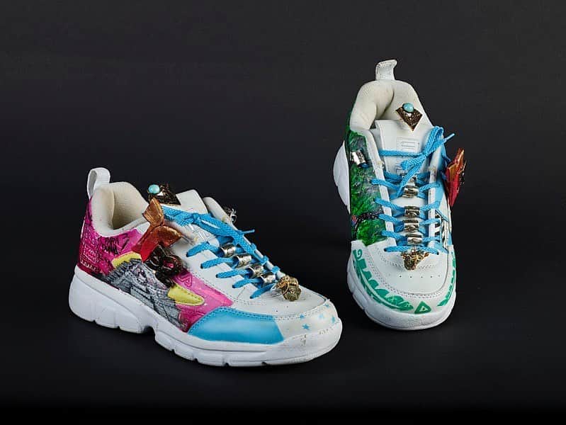 スミソニアン博物館のインスタグラム：「These shoes reflect the journey of journalist Dunia Elvir. Born in La Ceiba, Honduras, she moved to Los Angeles, California, as an undocumented student. A radio announcement soon had her dreaming of becoming a journalist. Elvir first worked in radio and then as a TV news presenter.   In 2006, she covered the large immigration reform march in downtown Los Angeles for KVEA-52 Telemundo, walking alongside the protestors in high heels while pregnant. The nearly-destroyed pair of heels she wore during one of the protests—as well as these sneakers, made by a fan—are on display in "¡De Última Hora! Latinas Report Breaking News" at our @amhistorymuseum. The exhibition highlights the life and work of seven Latina journalists who wrote the first draft of U.S. history through their reporting to Spanish speakers in the United States.   #SmithsonianHHM #HispanicHeritageMonth #LatinasInJournalism」