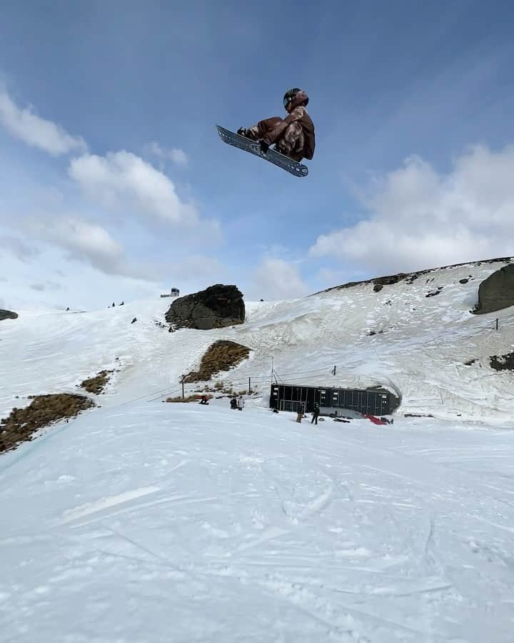 のインスタグラム：「NBD 🤯 @HasegawaTaiga1023 throws down the 1980, four different ways 👏  1️⃣ Backside 1980 2️⃣ Cab 1980 3️⃣ Frontside 1980 4️⃣ Switch BS 1980  #MonsterEnergy #Snow #Snowboard #Snowboarding #ActionSports」