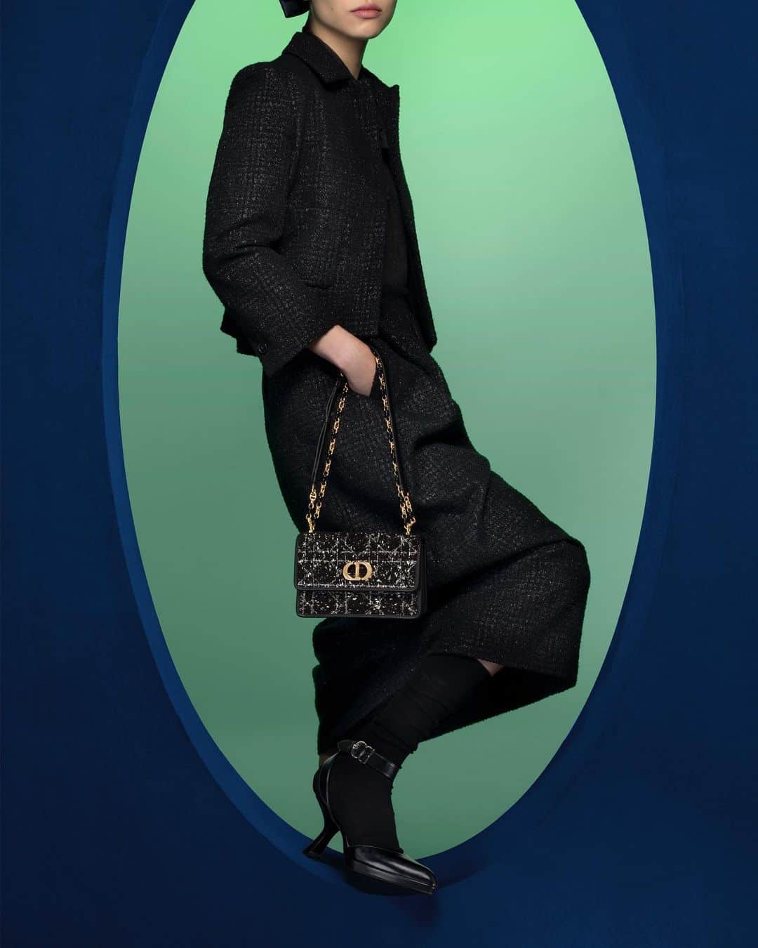 クリスチャンディオールさんのインスタグラム写真 - (クリスチャンディオールInstagram)「A feminine vision of contemporary metamorphosis unfolds, reshaping the iconic 1950s silhouettes in the latest #DiorAW23 collection by @MariaGraziaChiuri. In a heartfelt nod to Monsieur Dior's enduring aesthetic, the prominence of black resonates with heightened elegance, intertwining with luminous accents such as the Miss Caro bag and, as its crowning touch, the enigmatic C’est Dior sunglasses. © @BrigitteNiedermairStudio」9月19日 1時09分 - dior