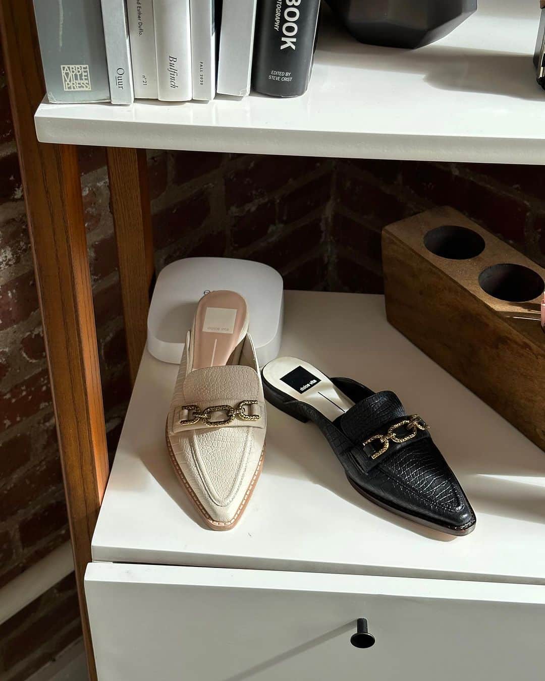 ドルチェヴィータのインスタグラム：「You can never have too many flats」