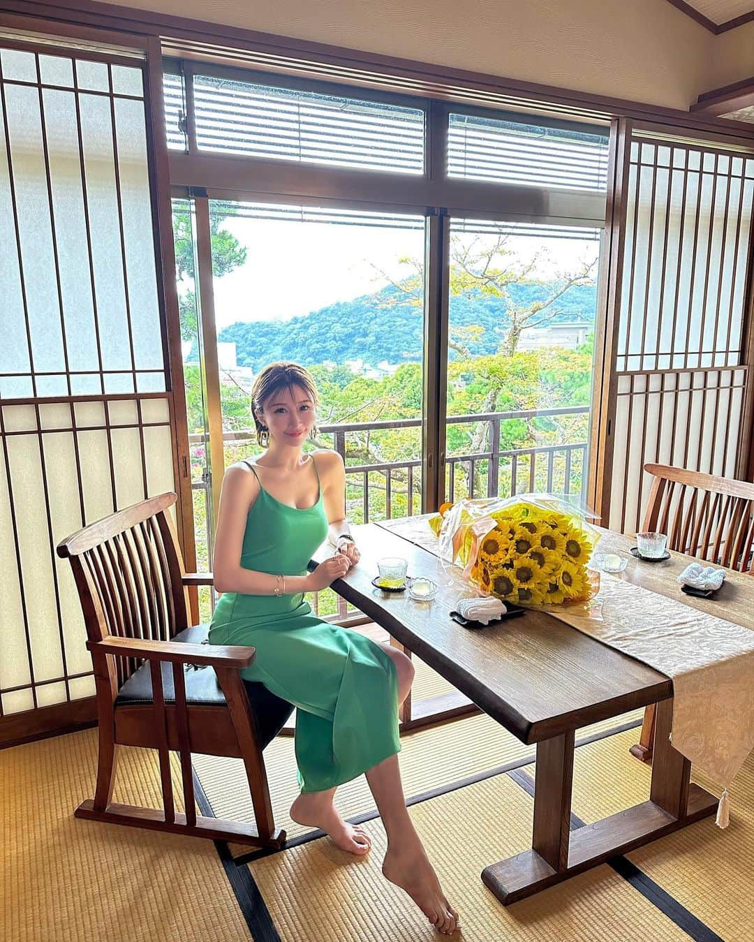 JUNKO（飯田順子）のインスタグラム：「大好きな🌻🧡🧡💛💛 ・ 旅館でゆっくりして 自然を感じにお散歩するのも 気持ち良かった😊 ・ ・ #熱海旅行#熱海#atami #旅行好き#旅行好きな人と繋がりたい #旅行好き #旅館 #夏の思い出#夏休み #ひまわり#向日葵#向日葵🌻」