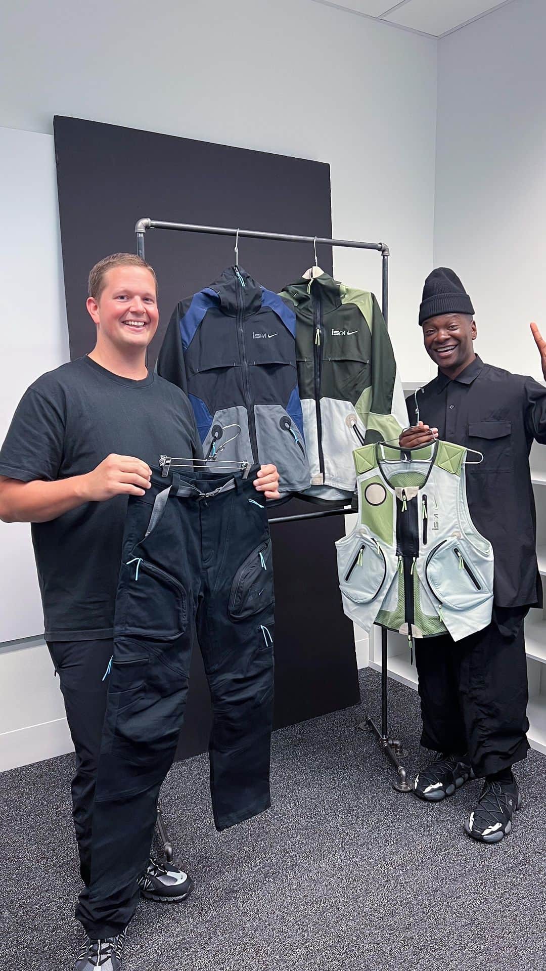 のインスタグラム：「ISPA apparel is your armor for the city 🏙️  Tap in to hear Abdul and Morgan explore how Nike archival references and the urban landscape shaped the design of four key pieces with the latest collection.  Shop the collection 9.20 on SNKRS in select geographies.」