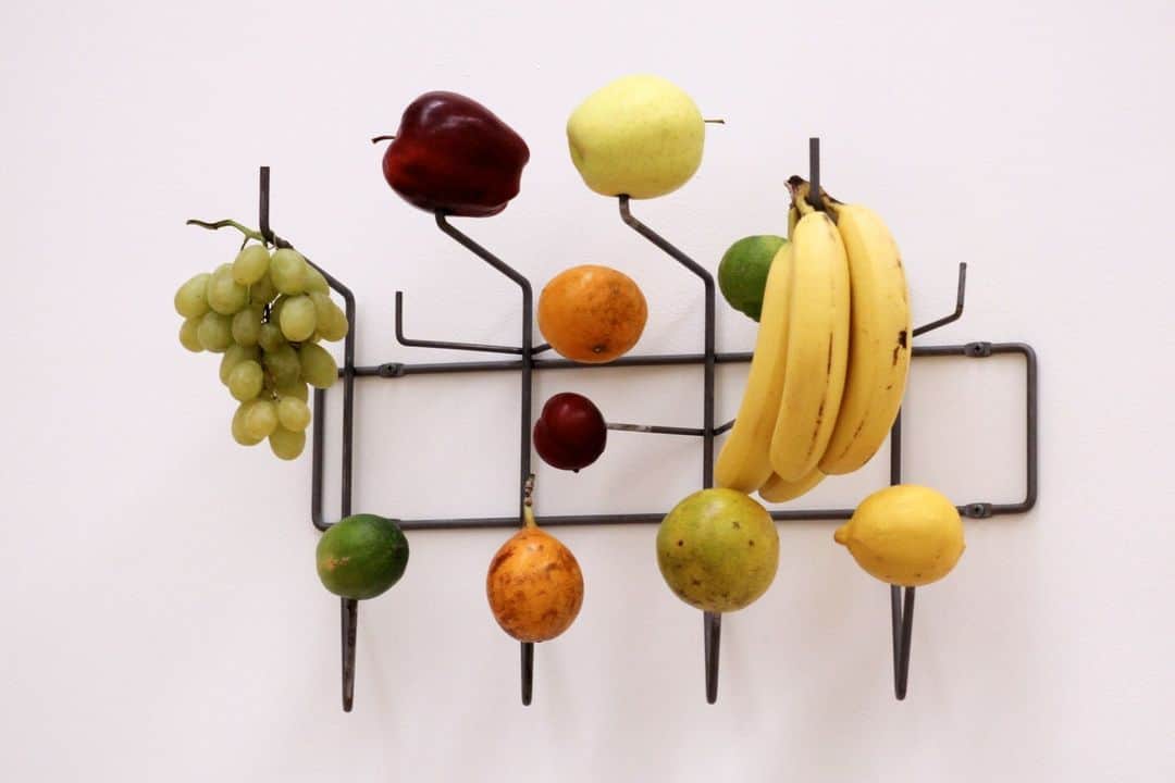 のインスタグラム：「Gabriel Sierra is a Colombian artist known for his sculptural installations. His work often explores the relationship between architecture, design, and human perception.  In "Hang It All" (2006), Sierra has stuck various pieces of fruit onto the prongs of a wall-mounted coatrack, thus replacing perfect geometric form with irregular organic matter. The result is a functionless object referencing an inventive do-it-yourself culture where salvaging and repurposing are commonplace. . 🍌 🍇 🍎: Gabriel Sierra, "Hang It All," 2006. © Gabriel Sierra. #GabrielSierra #HispanicHeritageMonth」