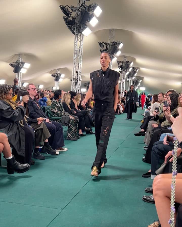 Dazed Magazineのインスタグラム：「The new gen @burberry lineup as Daniel Lee debuts his third collection of the house — WDYT of the show? 💬  Stay tuned to #DazedFashionTV for all your fashion week updates 📺✨  📹 @emmaedavidson  #DazedFashion #Burberry」