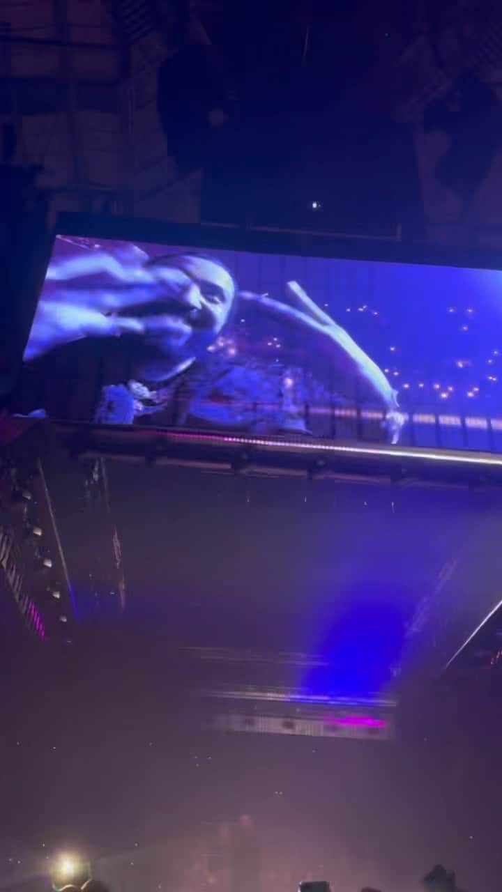フレンチ・モンタナのインスタグラム：「Hit after hit for two hours and change ! motivational @champagnepapi @21savage @centralcee It’s all a blur tour  🌊🌊🌊」