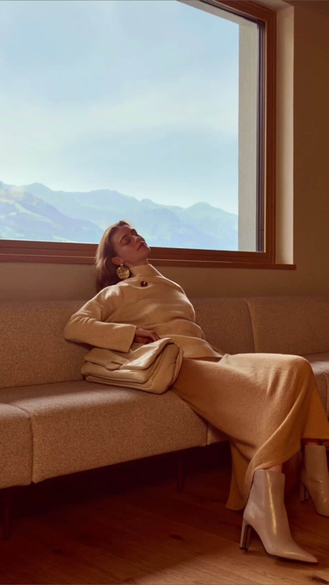 ELLE Germanyのインスタグラム：「Zeitgeist: Deutsche Mode zeigt sich jetzt mit klaren Formen und edlen Materialien von ihrer schönsten Seite. ✨ In der neuen Elle!   Video & Styling: @astrid_doil  Foto: @andreasortnerstudio  Location: @thecomodo @thecomodohotels  Model: @beritheitmann  Haare & Make-up: @uli_wissel  Casting und Produktion: @uschikolonko  Styling-Assistenz: @sarahhrivero」