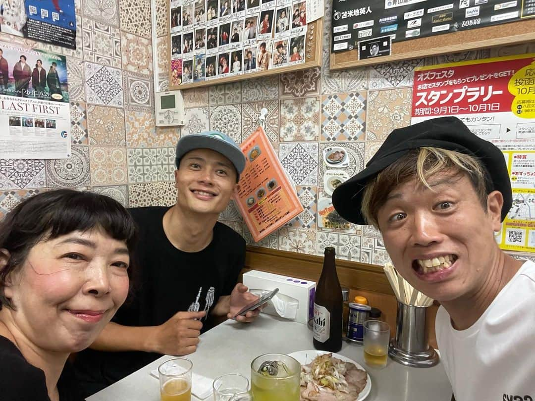 けんじるさんのインスタグラム写真 - (けんじるInstagram)「ライブ終わりで  ニュータンタン麺にて  #バッドナイス常田 くんと　56歳の後輩芸人こてるさんと飲みました〜  #芸人 #お笑い」9月19日 1時22分 - kenjiru0318