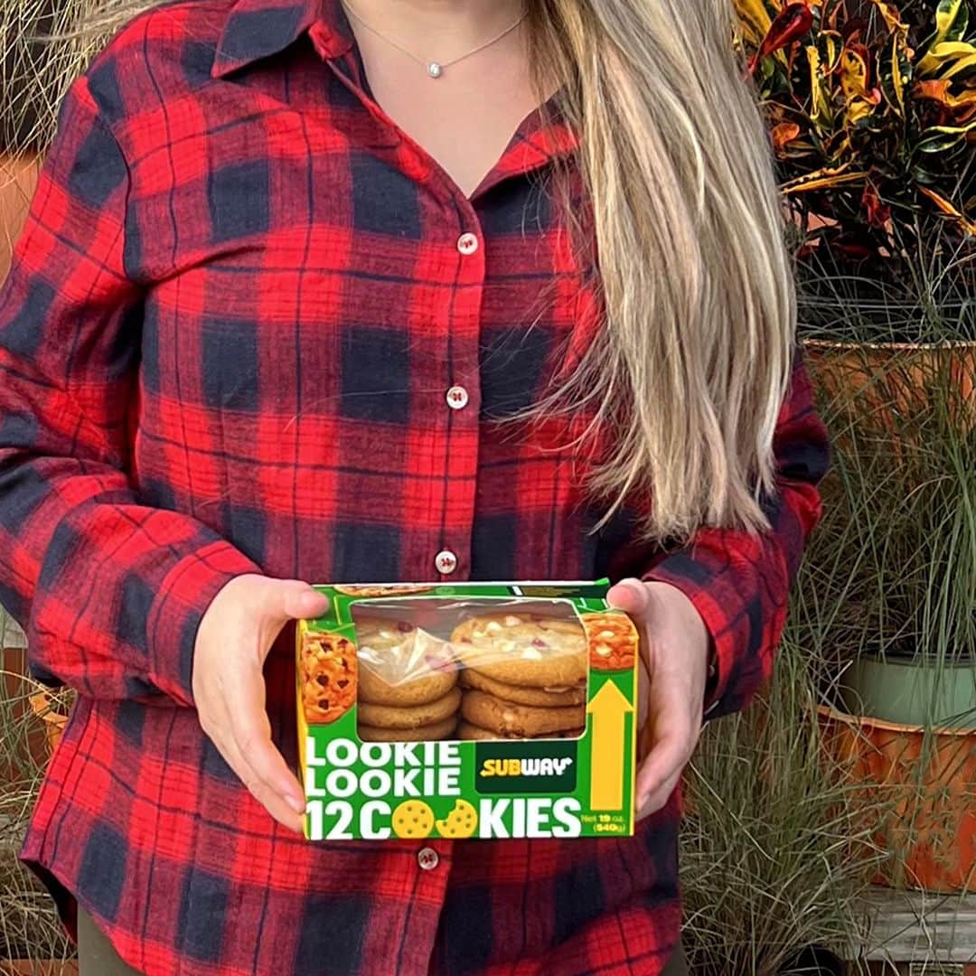 のインスタグラム：「Move over, pumpkin spice. This fall is all about Raspberry Cheesecake Cookies 🍁」
