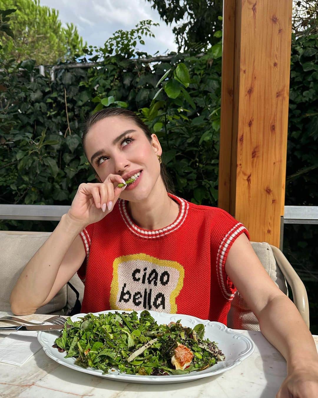 Ozge Gurelのインスタグラム：「Yeni deneyimlere kapım hep açık 😂🥦」