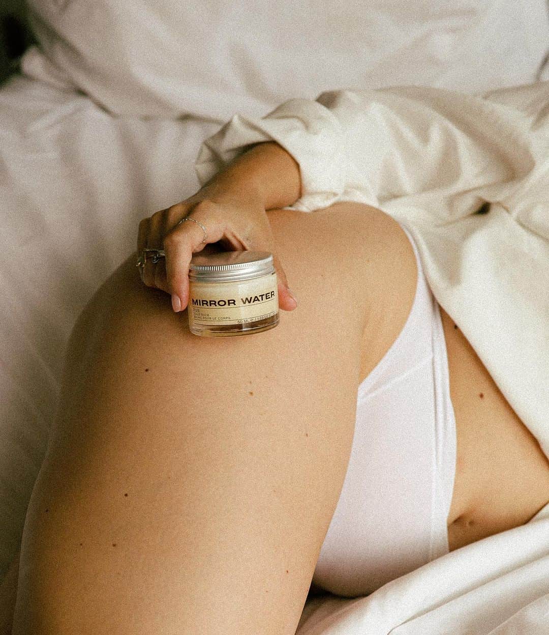 Estée Lalondeのインスタグラム：「Finish the sentence:  I love RUB because…  #MIRRORWATER」