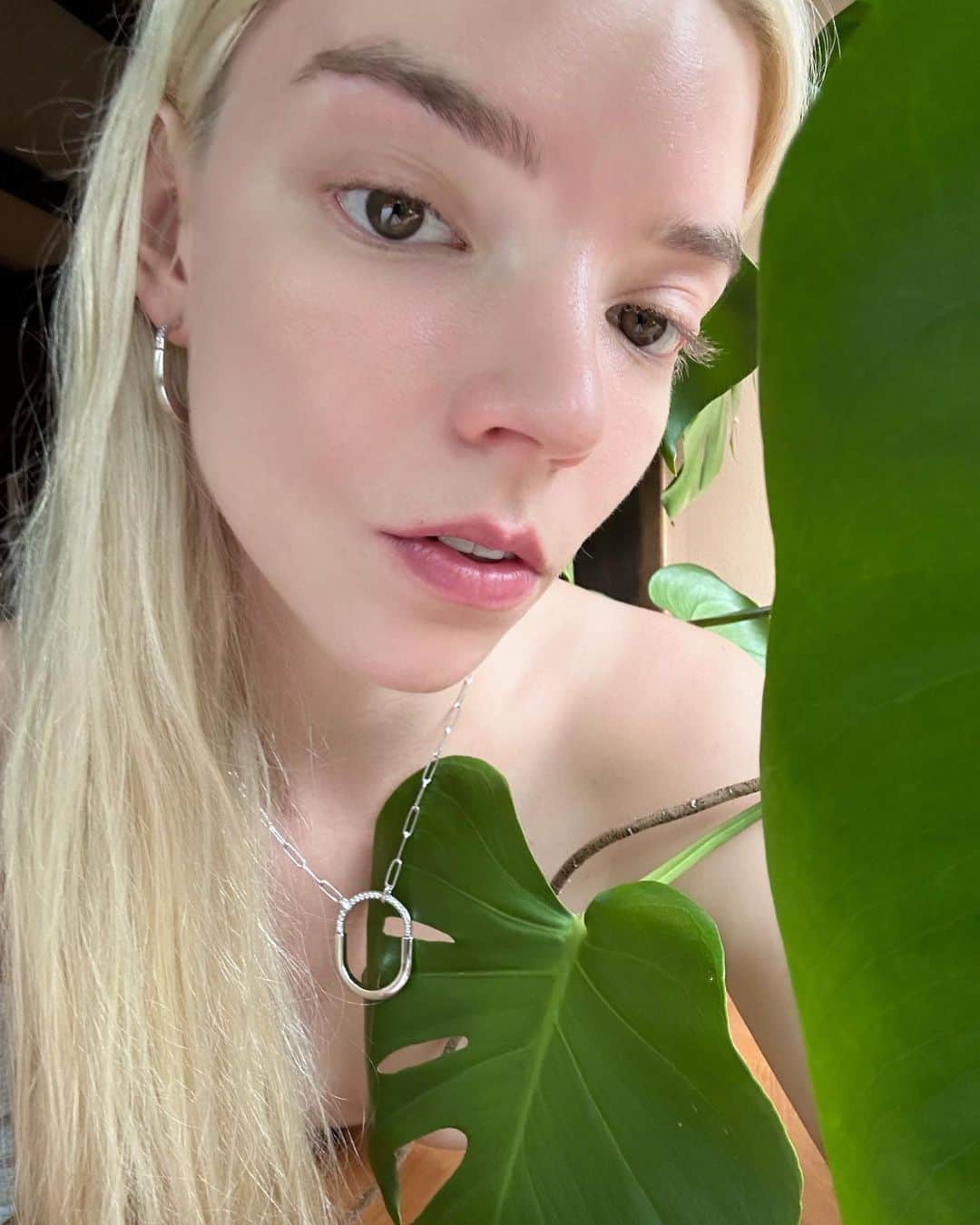 アニャ・テイラー＝ジョイのインスタグラム：「Good morning from me, my plants and our @tiffanyandco 💋  #tiffanylock」