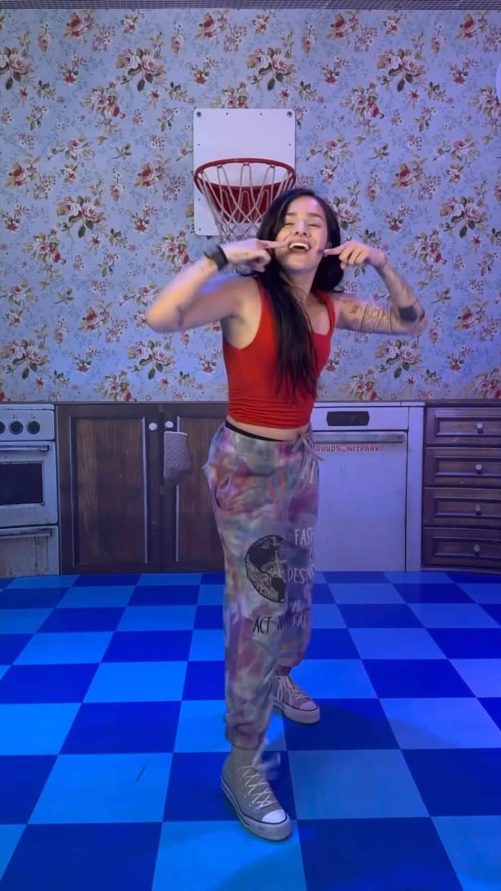 のインスタグラム：「Dale sonríe, dale confía 😁 #dientesdancechallenge ⚡️」