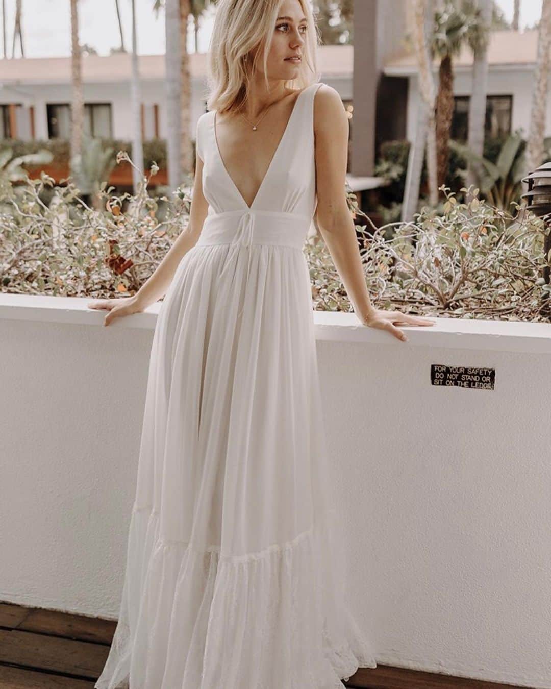 カイトアンドバタフライさんのインスタグラム写真 - (カイトアンドバタフライInstagram)「For brides getting married in a lush garden, a sunset by the ocean or a family country house🍃the OCEANE dress is made from ivory silk chiffon perfect for a spring celebration   Join K&B Sept 28 in Paris at their pop up shop! Message us here😘  Photographed at the iconic #roosvelthollywood   #wedding #dress #bride #bohobride #bridal #silk #natural #california #modernbride #vinttagestyle #robe #robemariage #letsgetmarried #madeinusa🇺🇸」9月19日 1時36分 - kiteandbutterfly
