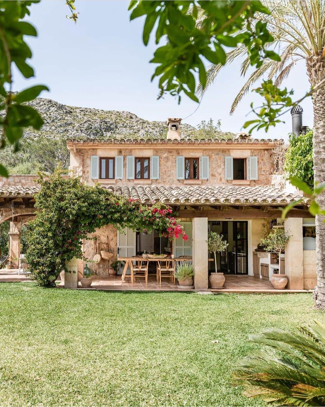 Inspirationのインスタグラム：「A (@tramuntana_farmhouse), lar de Leigh e Pille Morgan, representa o estilo de vida Mediterrâneo, oferecendo tranquilidade e inspirando outros a viverem mais devagar.  A Tramuntana Farmhouse foi adquirida em 2019 por Leigh e Pille, que buscavam um lugar maior e mais próximo de Pollensa. A propriedade precisava de reformas para criar a sensação de um estilo de vida mediterrâneo autêntico.  Pille, com seu talento e uso de materiais locais, transformou a casa, mantendo a simplicidade como essência. A casa reflete o desejo comum de muitos de viver o estilo de vida mediterrâneo.  📸 @lifestyle_mallorca」