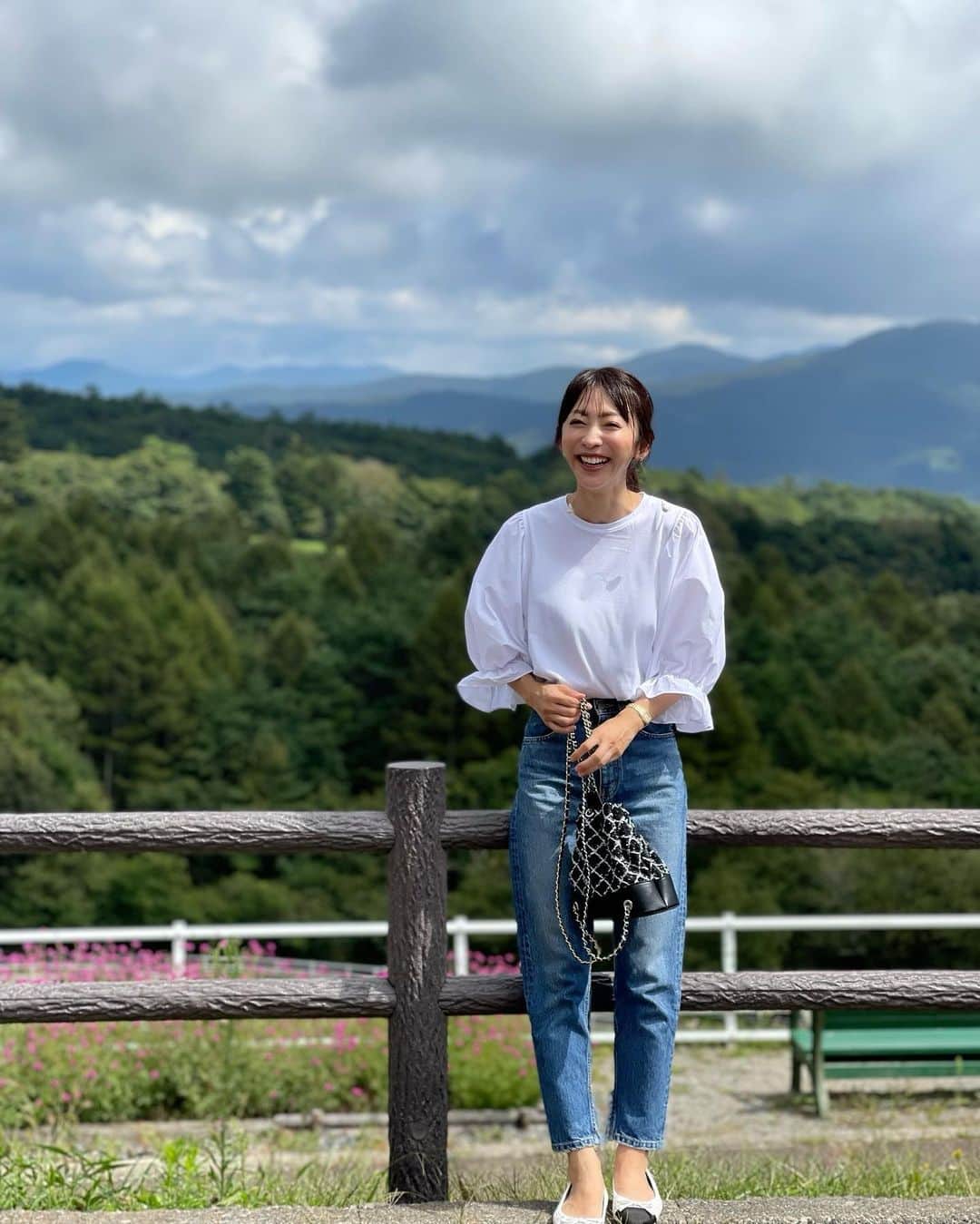 木本泉のインスタグラム：「- 山梨県立まきば公園🌳  広々していて、空が広〜い！  やぎや羊、ポニー達もいて子供も自由に触れたりして自然一杯ない場所🐐🐏💚  エクレアとコーヒーノンビリ綺麗な景色を観ながらいただき幸せな朝☀️  山梨って自然が沢山で本当良い場所✨⭐️  #山梨県立まきば公園#まきば公園#自然#山梨観光#旅行」
