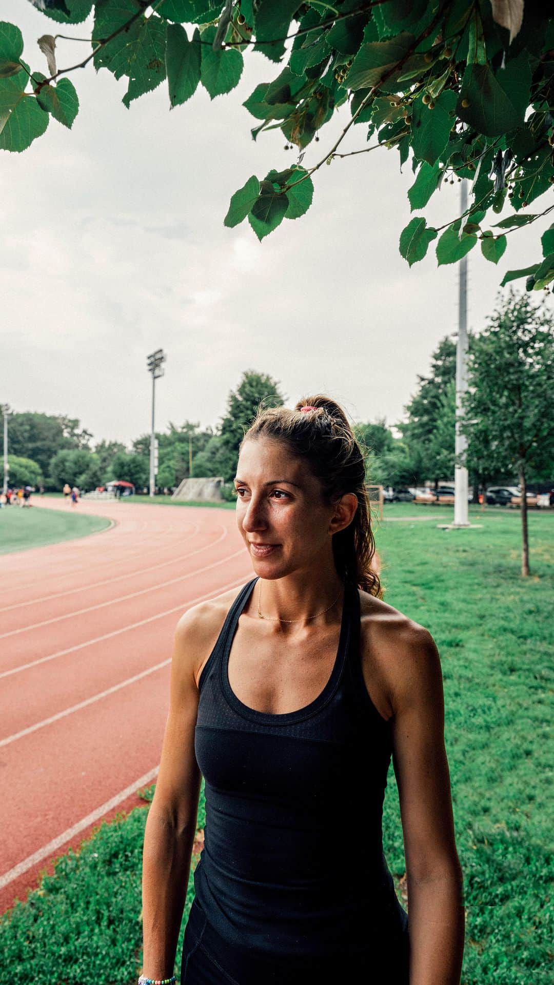 ホカオネオネのインスタグラム：「Alli Felsenthal (@runwithalli) is a coach and lifelong runner based in New York City. 🏃‍♀️🗽 Alli takes a holistic approach to coaching and strives to help her athletes stay happy and injury-free. She believes movement has the power to build connections and should, most importantly, be FUN.   “Everyone’s happier when they move.” - @runwithalli   What will movement look like for you this week? Let’s help each other stay motivated by shouting out ideas below. ⬇️   #HOKAFLYReport #FlyHumanFly #HOKA #RunningCoach #JoyfulMovement」