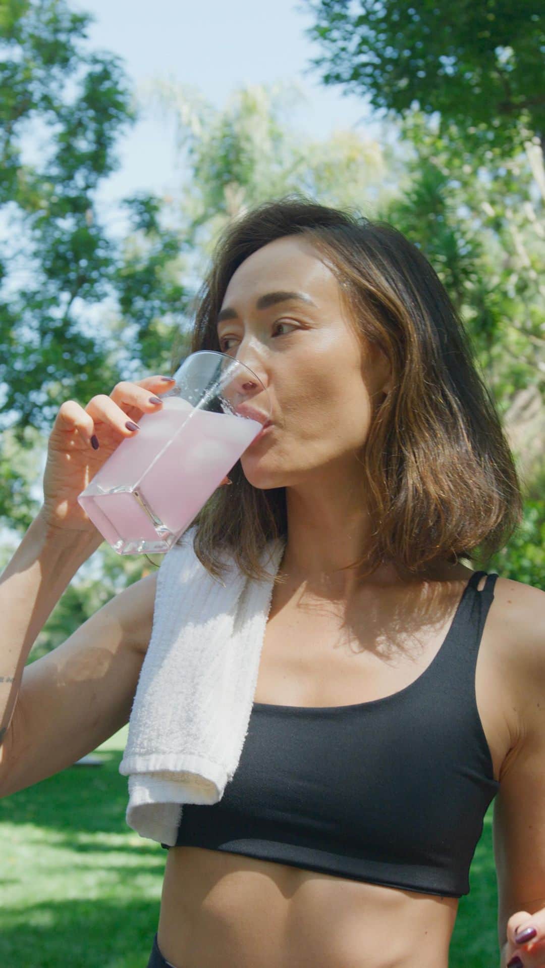 マギー・Qのインスタグラム：「To stay healthy, I work out regularly, grow most of my own food, and even founded my own supplement company (shoutout @activatedyou !) but all of that effort can be futile if you’re not hydrated.  Not enough sleep, excessive sugar intake, drinking alcohol, and airplane travel are sneaky reasons we get dehydrated. All of those reasons have affected me over the years, so I’m constantly looking for some help to drink more water.  @voliwellness has been the thing that’s helped me stay hydrated. It tastes amazing, I trust the ingredients, and it actually works! I don’t get those afternoon headaches and my muscles just feel better when I’m properly hydrated. If you truly want to recover, get your hydration IN!」