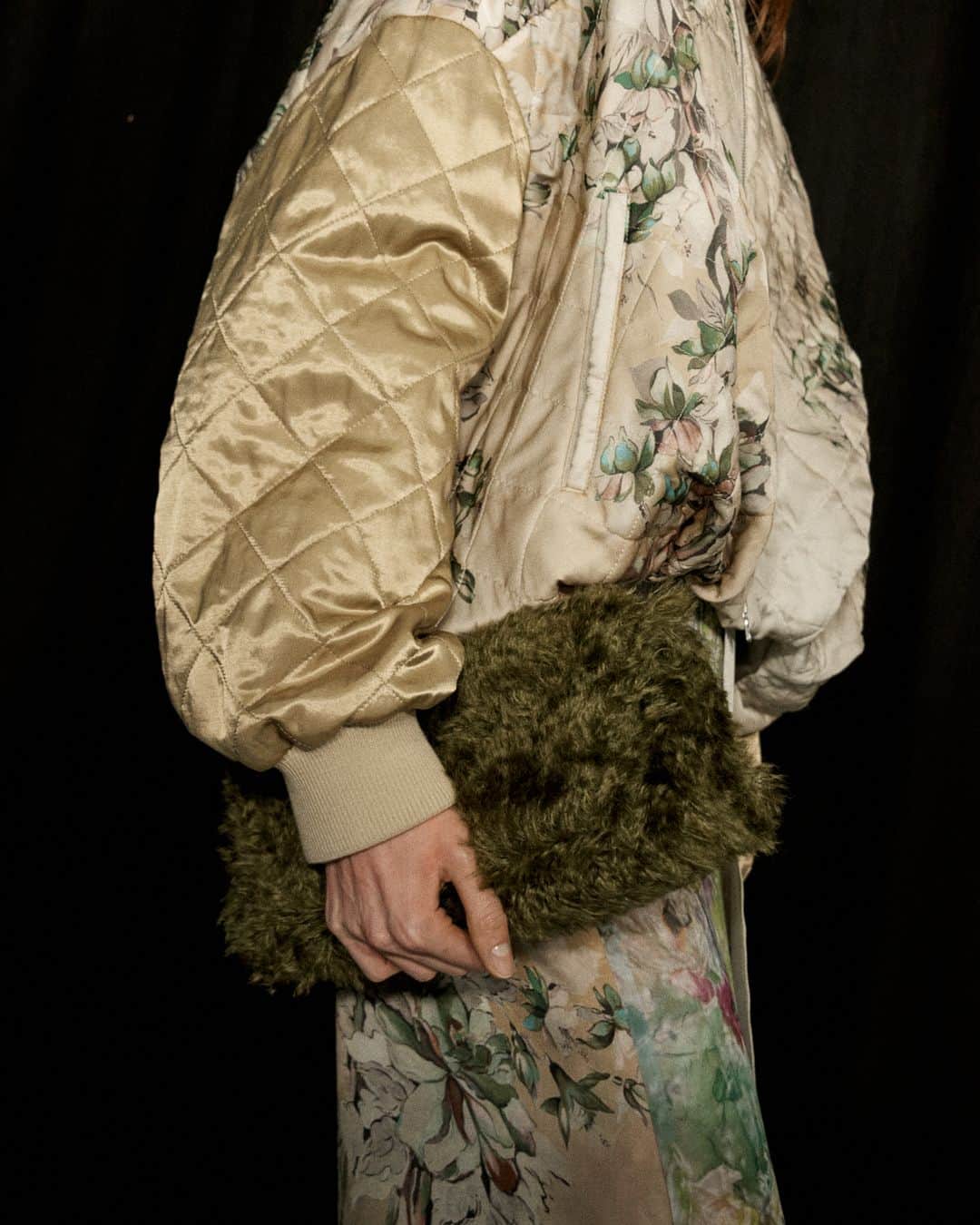 ドリス・ヴァン・ノッテンさんのインスタグラム写真 - (ドリス・ヴァン・ノッテンInstagram)「WOMEN AUTUMN WINTER 2023  Cornelia wears look 50.  Quilted cocoon shaped silk satin blouson printed with painted flower motifs. Reversible double layered silk wrap skirt. Fake fur folded clutch.  The collection is available in stores and on driesvannoten.com  #DriesVanNoten #DVNAW23」9月19日 2時00分 - driesvannoten