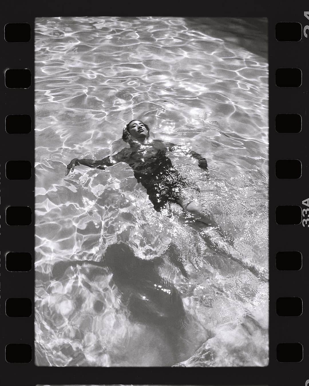 Ai Shimatsuさんのインスタグラム写真 - (Ai ShimatsuInstagram)「End of summer… 🌊🖤  📷 by @jatecson   We actually shot these around this time last year. 🩵You da best Ja!!!! ✨  #endofsummer #photoshoot #losangeles #slowdancing」9月19日 2時00分 - aishimatsu