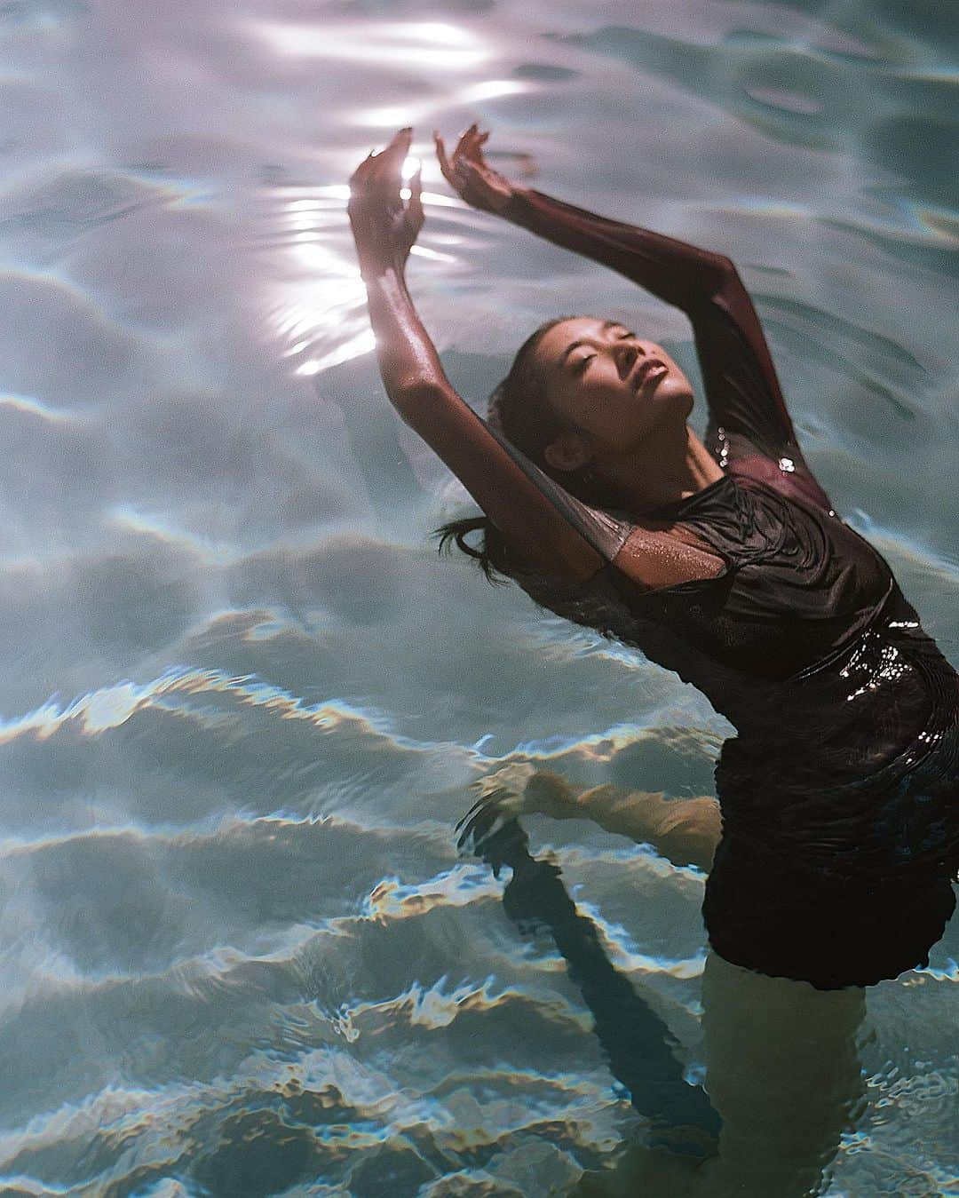 Ai Shimatsuさんのインスタグラム写真 - (Ai ShimatsuInstagram)「End of summer… 🌊🖤  📷 by @jatecson   We actually shot these around this time last year. 🩵You da best Ja!!!! ✨  #endofsummer #photoshoot #losangeles #slowdancing」9月19日 2時00分 - aishimatsu