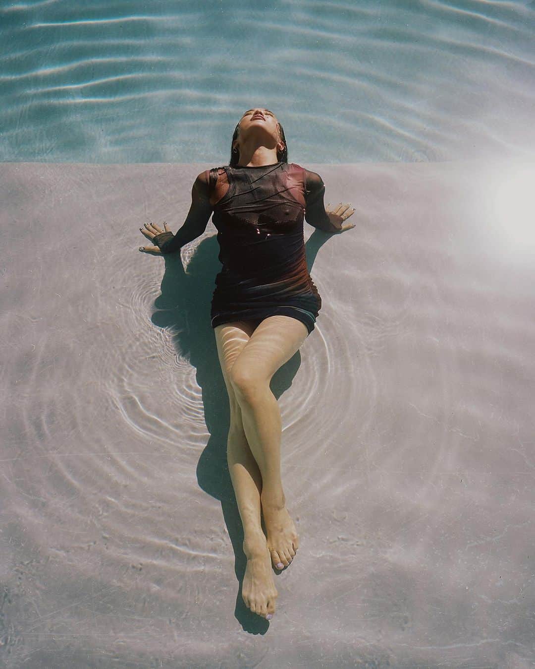 Ai Shimatsuさんのインスタグラム写真 - (Ai ShimatsuInstagram)「End of summer… 🌊🖤  📷 by @jatecson   We actually shot these around this time last year. 🩵You da best Ja!!!! ✨  #endofsummer #photoshoot #losangeles #slowdancing」9月19日 2時00分 - aishimatsu