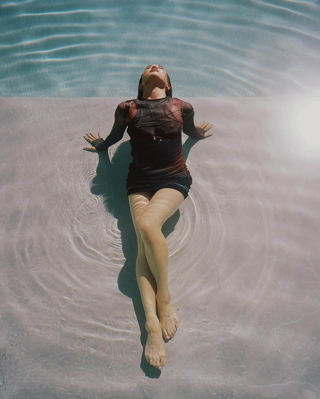 Ai Shimatsuのインスタグラム：「End of summer… 🌊🖤  📷 by @jatecson   We actually shot these around this time last year. 🩵You da best Ja!!!! ✨  #endofsummer #photoshoot #losangeles #slowdancing」